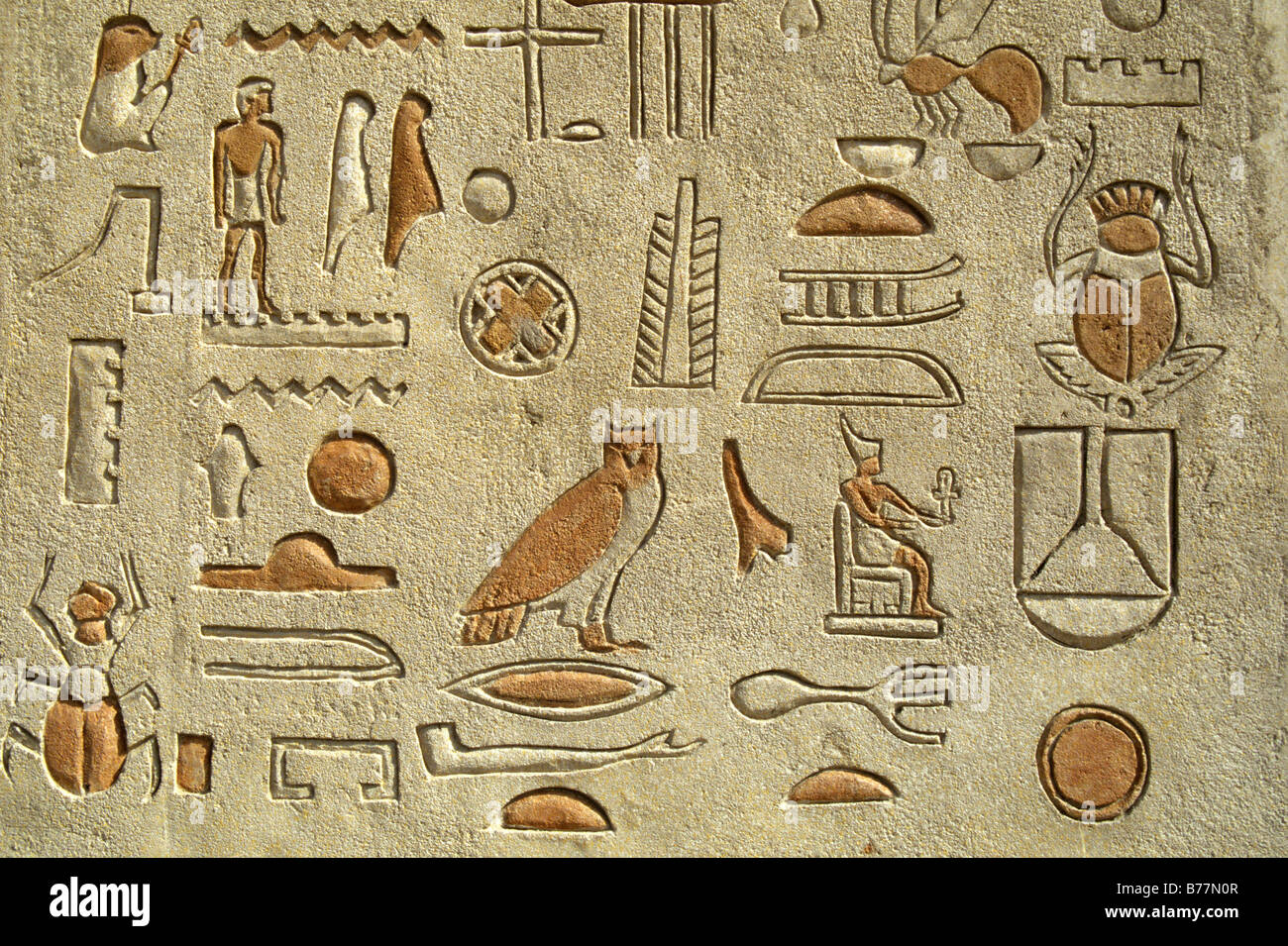 Parete egiziano rilievo in Terra Mítica Theme Park, Benidorm, Costa Blanca, Spagna, Europa Foto Stock