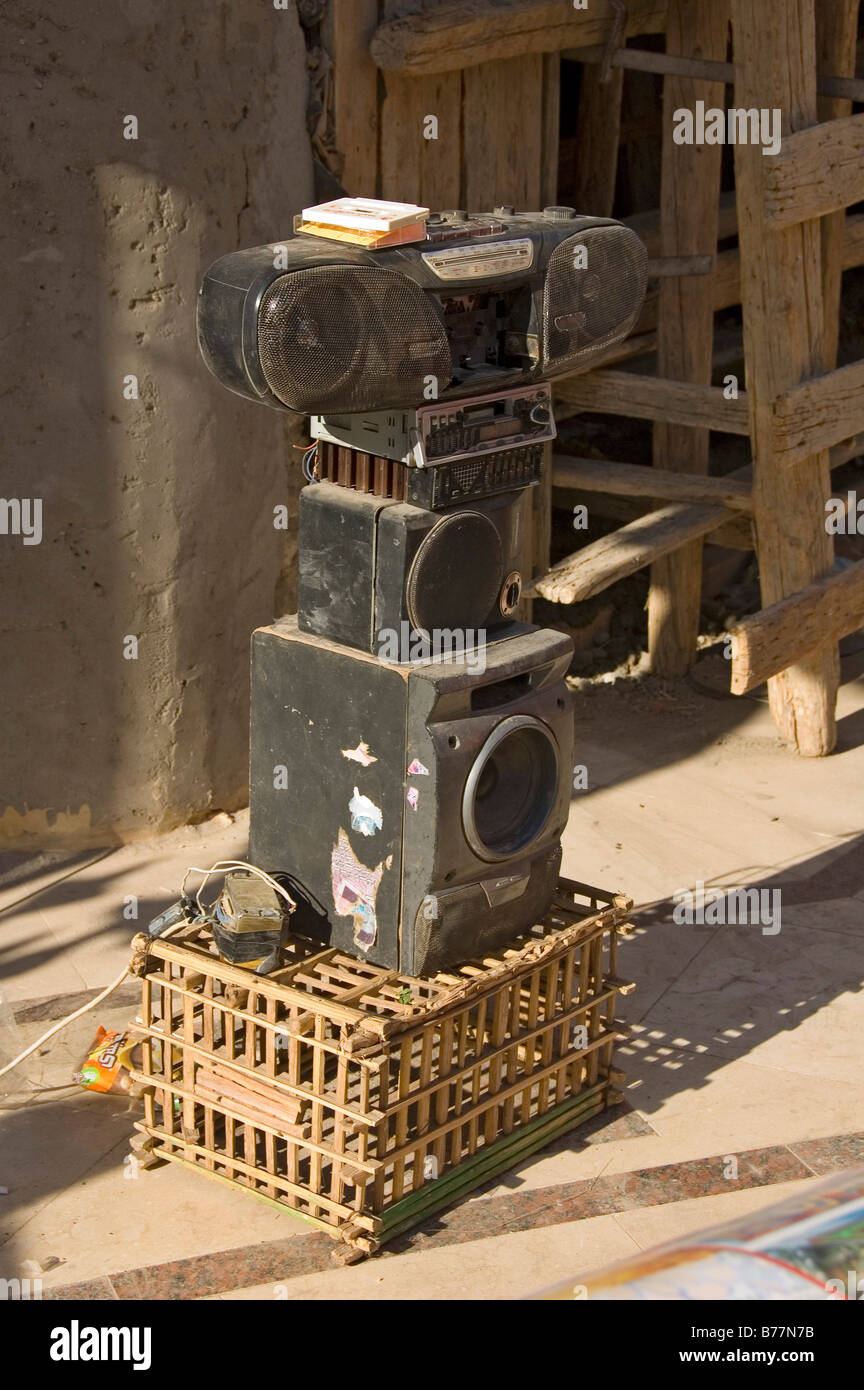Polveroso apparecchiature hi-fi su un mercato, Aswan, Egitto, Africa Foto Stock
