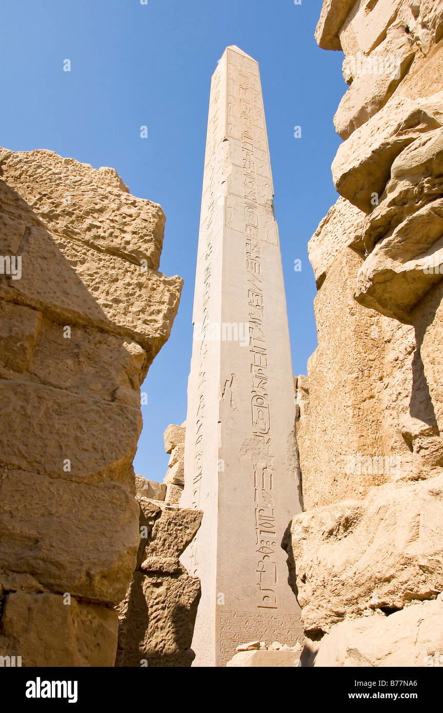 Obelisco nel tempio di Karnak complessa, Luxor, Egitto, Africa Foto Stock