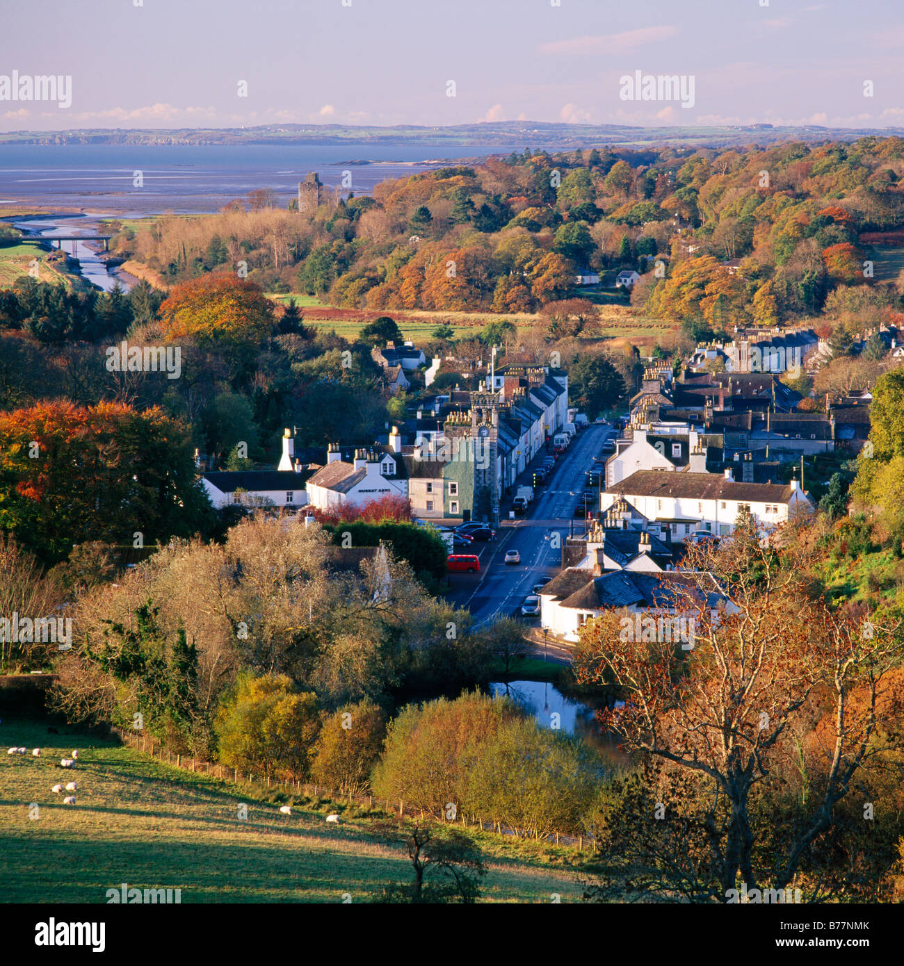 Scenic Galloway guardando verso il basso sulla città di Gatehouse of Fleet in autunno paesaggio con Wigtown Bay dietro la Scozia UK Foto Stock