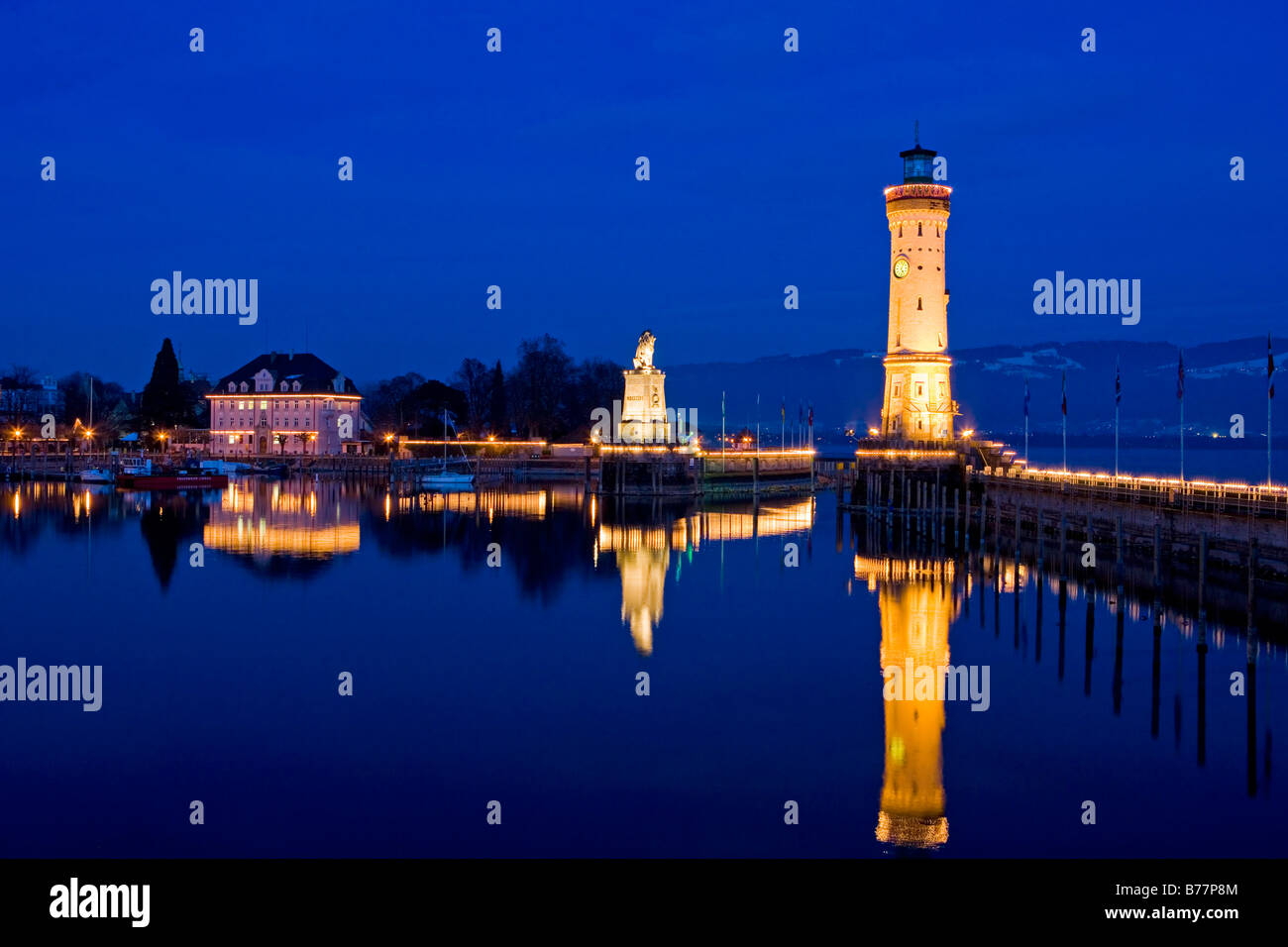 Porto illuminato di notte in Lindau, Lago di Costanza, Baviera, Germania Foto Stock