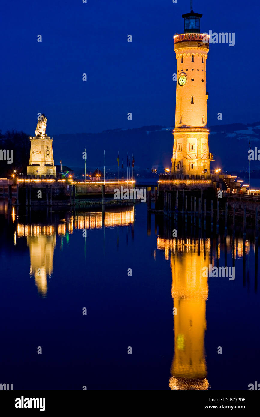 Porto illuminato di notte in Lindau, Lago di Costanza, Baviera, Germania Foto Stock