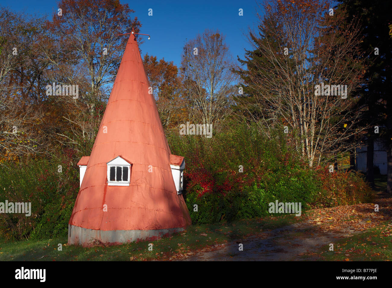 Una curiosa struttura che assomiglia a un gnome casa adiacente al viale di entrata di un residence Foto Stock