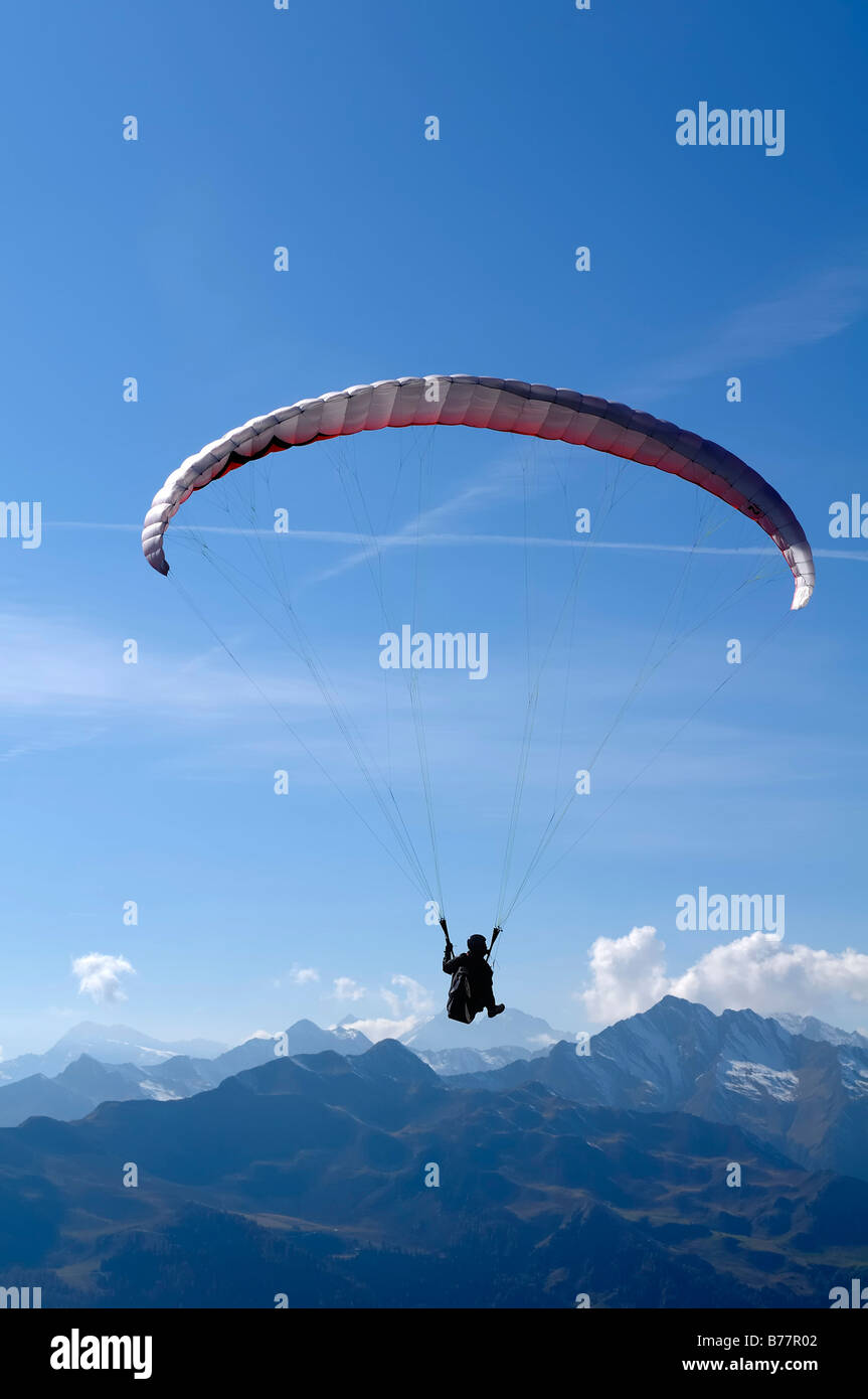 Parapendio in un cielo blu, il Monte Cavallo, Vipiteno, Provincia di Bolzano, Italia, Europa Foto Stock