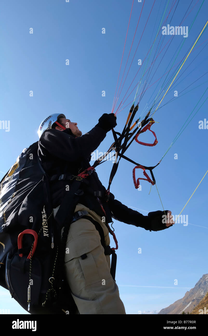 Parapendio preparando per il decollo, il Monte Cavallo, Vipiteno, Provincia di Bolzano, Italia, Europa Foto Stock