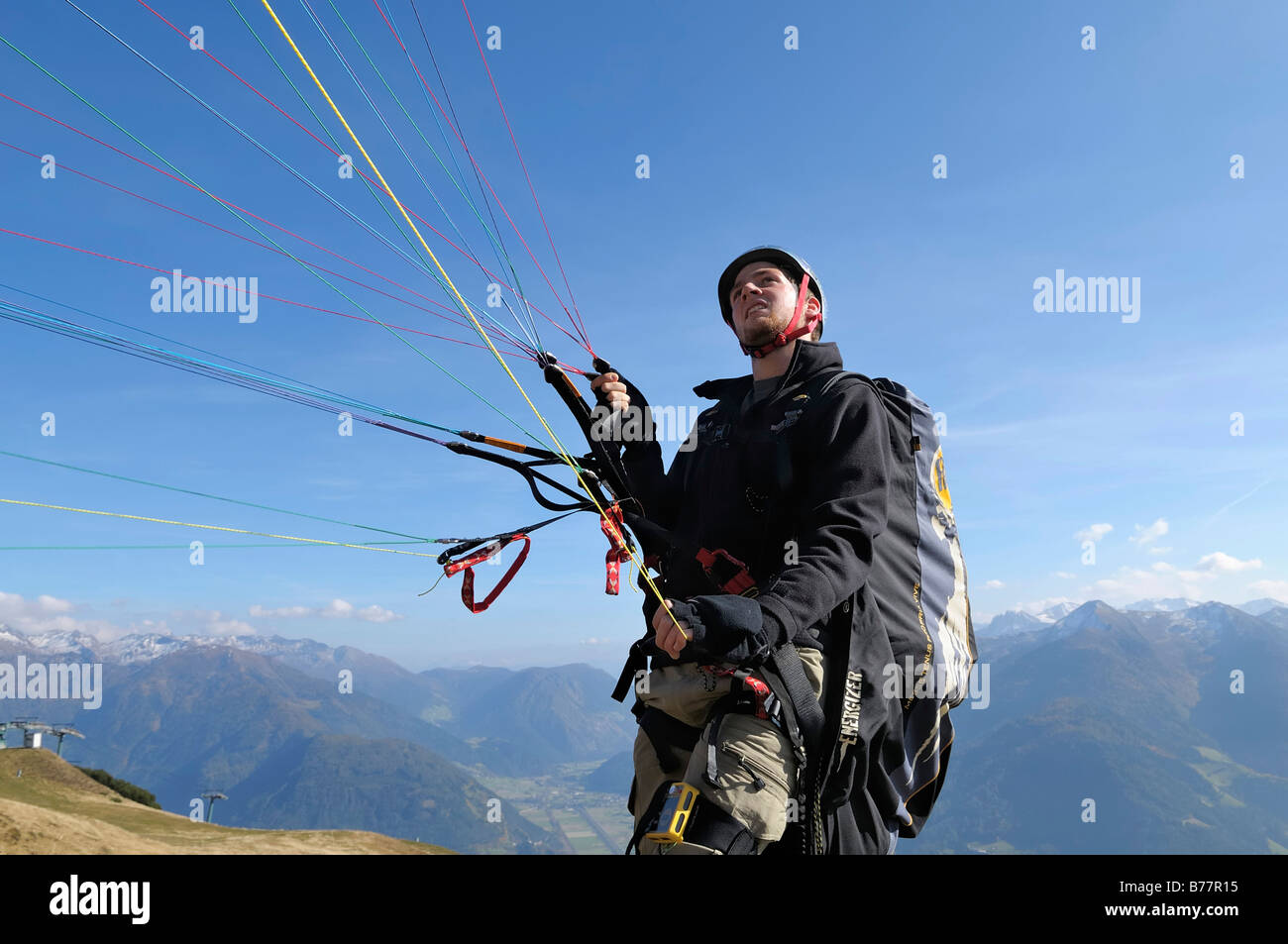 Parapendio preparando per il decollo, il Monte Cavallo, Vipiteno, Provincia di Bolzano, Italia, Europa Foto Stock