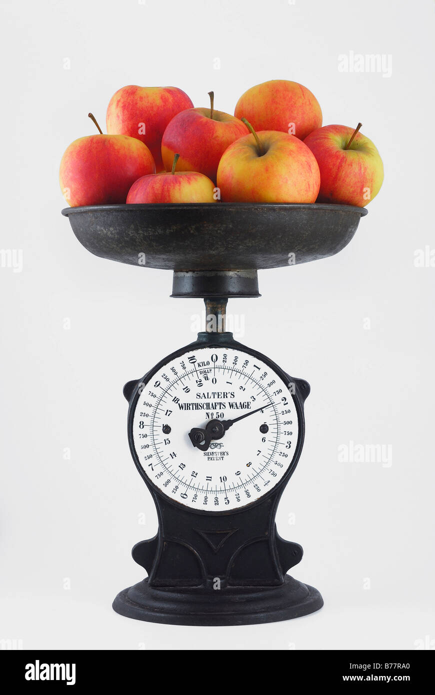 Ferro Antico bilancia da cucina con scala pan riempito con quasi 2 kg di mele Foto Stock