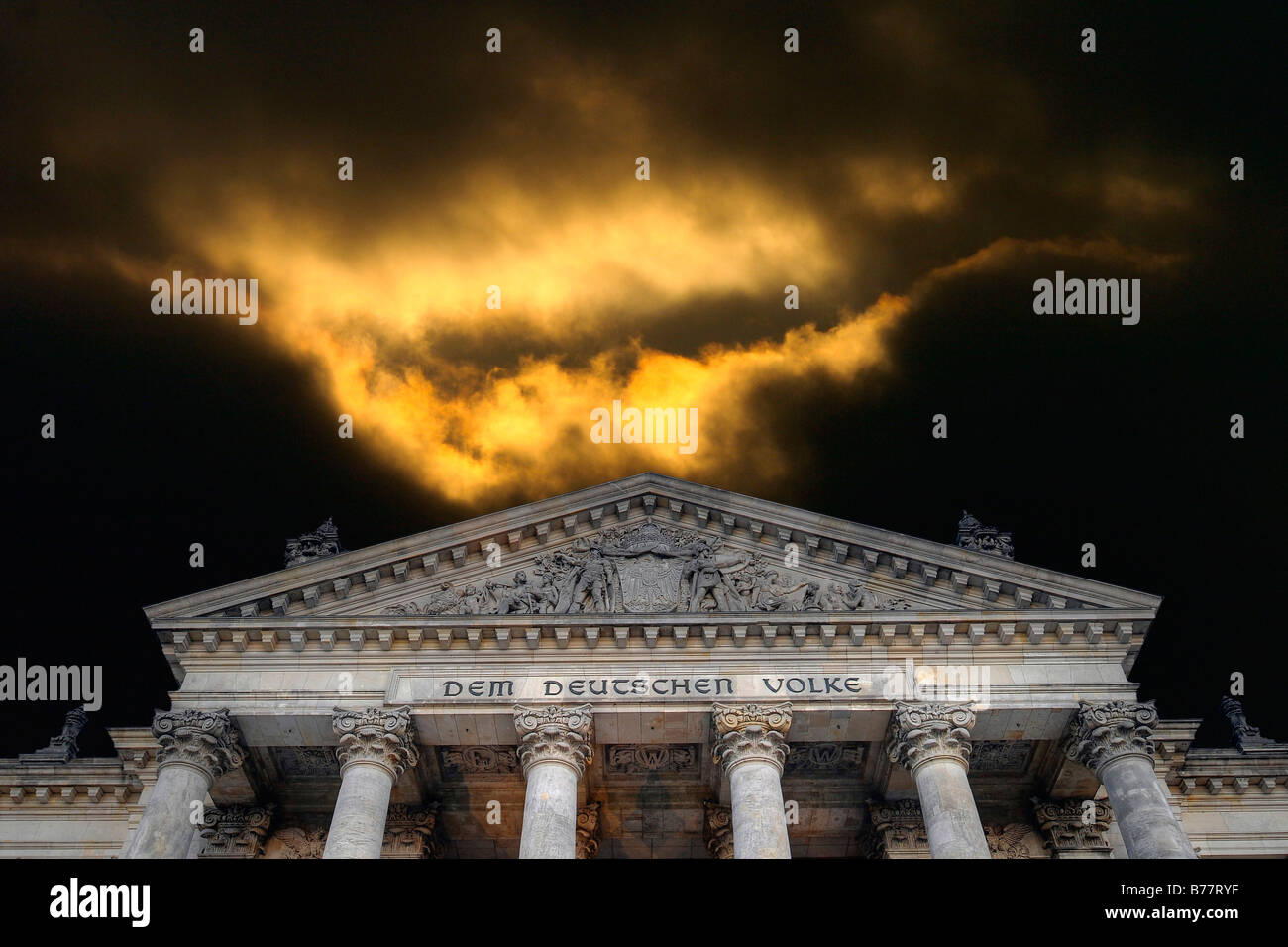 Nuvole minacciose sopra scritte 'Dem Deutschen Volke' o 'il popolo tedesco', sul Reichstag di Berlino, Germania, Foto Stock