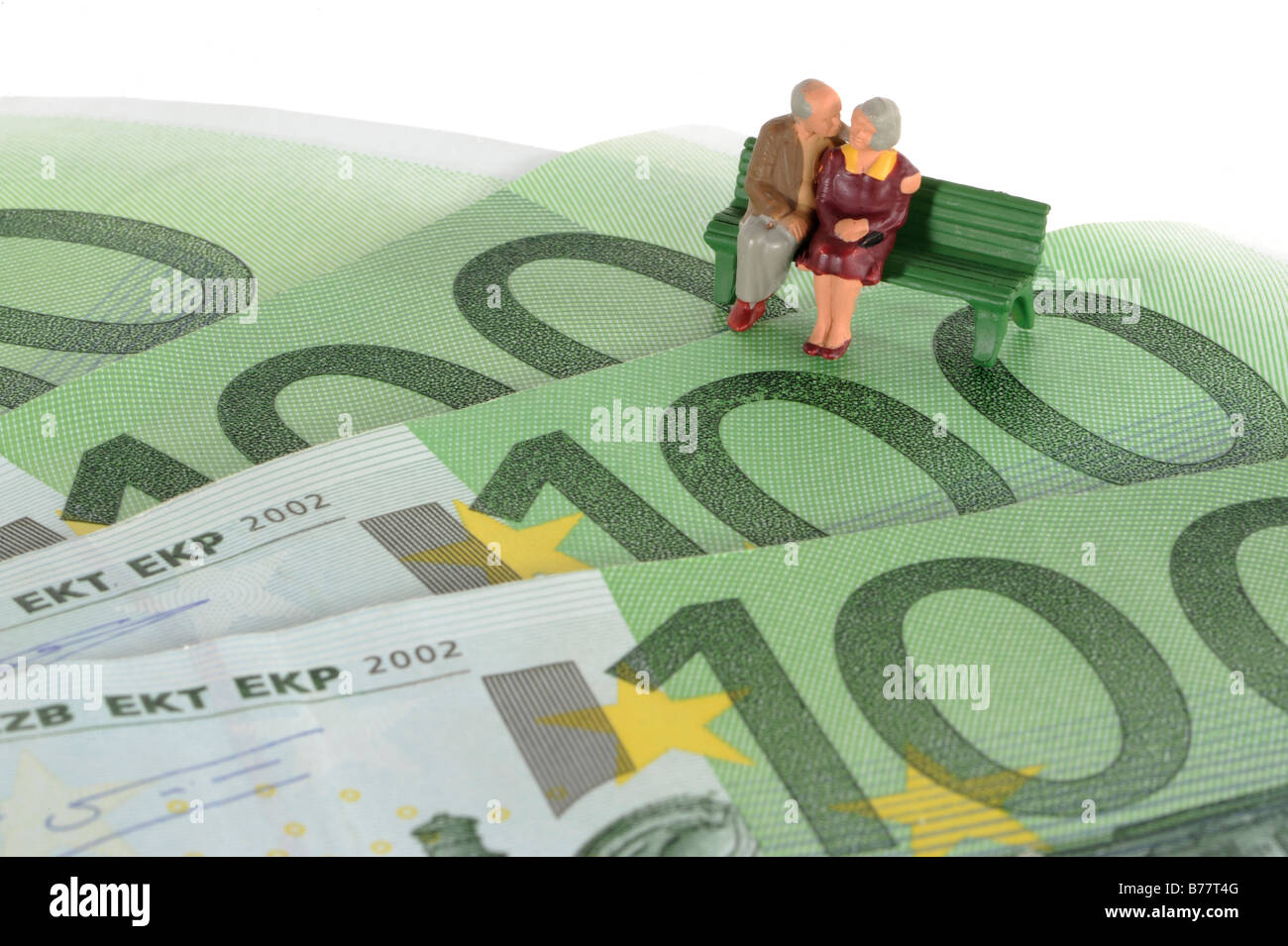 Le figure di due anziani seduti sulle banconote in euro, immagine simbolica per il piano pensionistico, il pensionamento Foto Stock