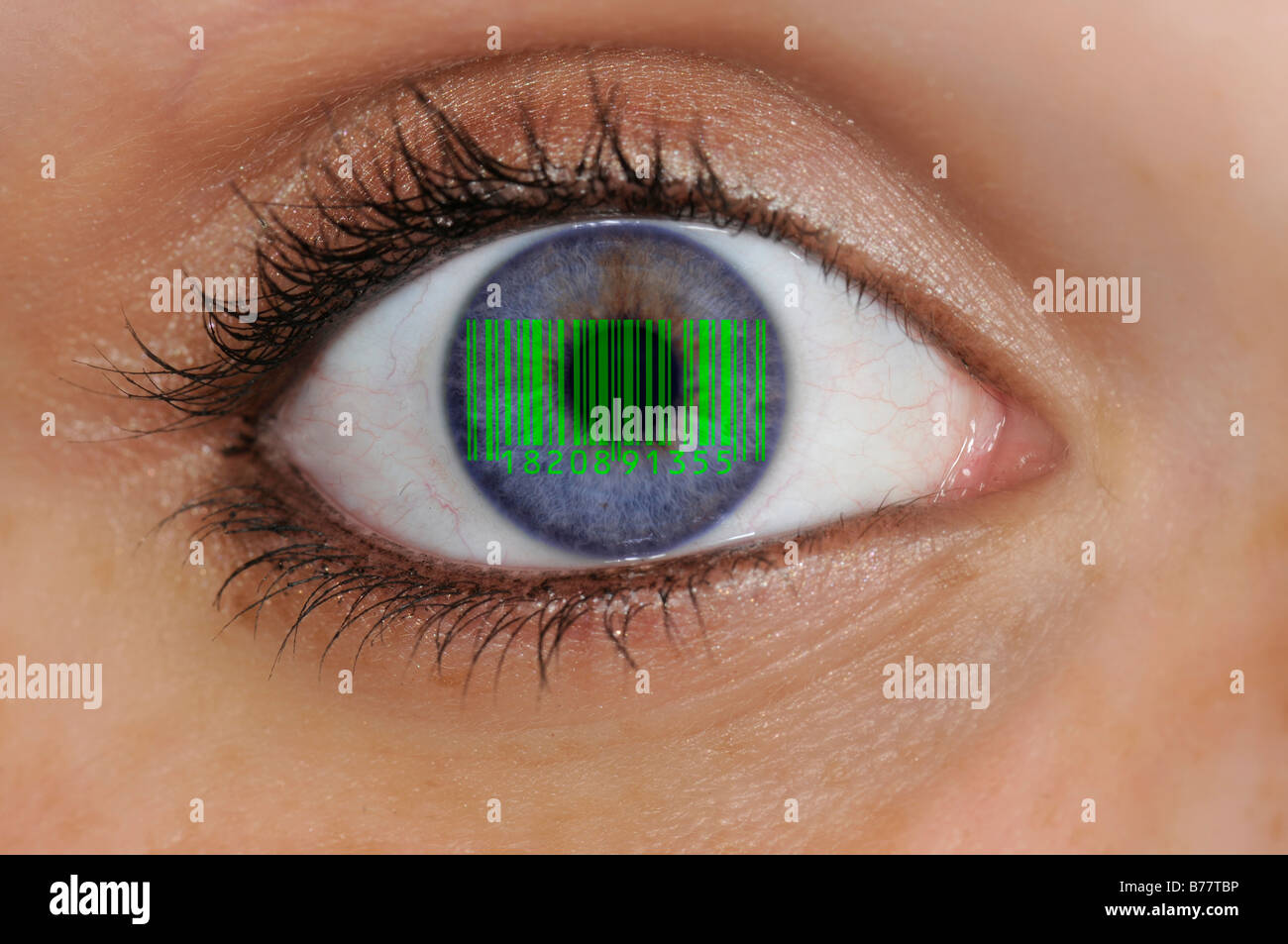 Primo piano di un occhio con EAN, European Article Number, codice a barre sull'iride, simbolo per la sorveglianza di massa Foto Stock