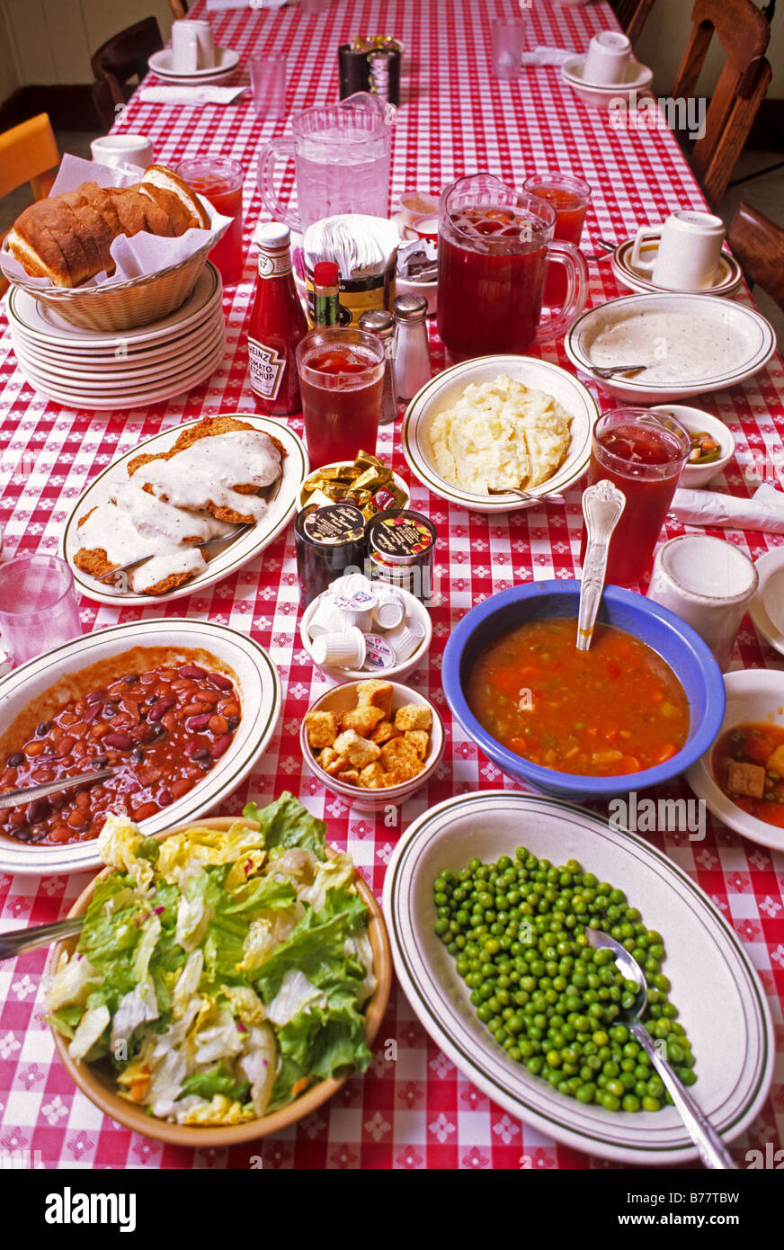 Lo stile di famiglia cibo servito sul tavolo in corrispondenza di Somoa Cookhouse,vicino a Eureka California Foto Stock