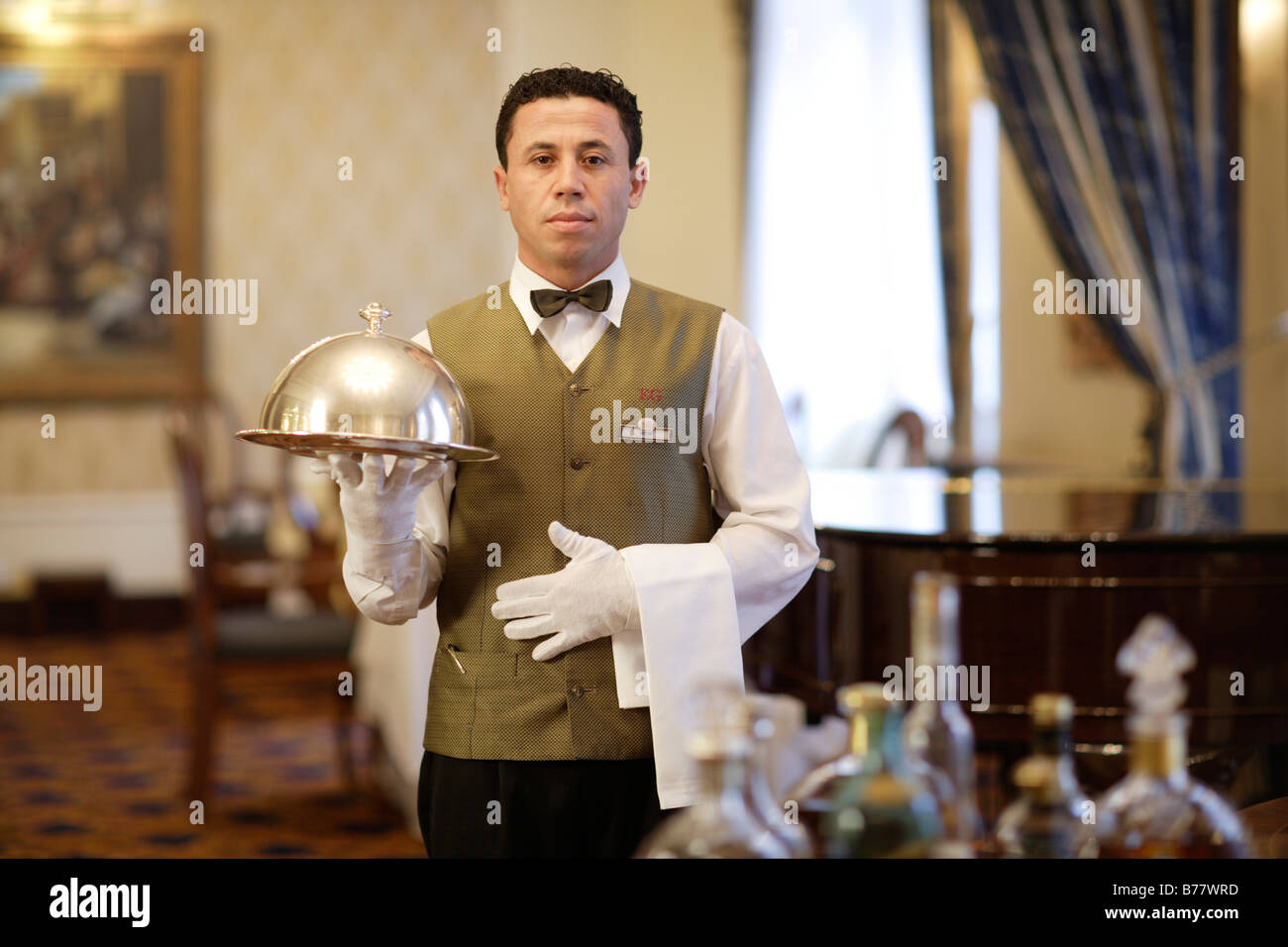 Cameriere in possesso di una cloche in un ristorante Foto Stock