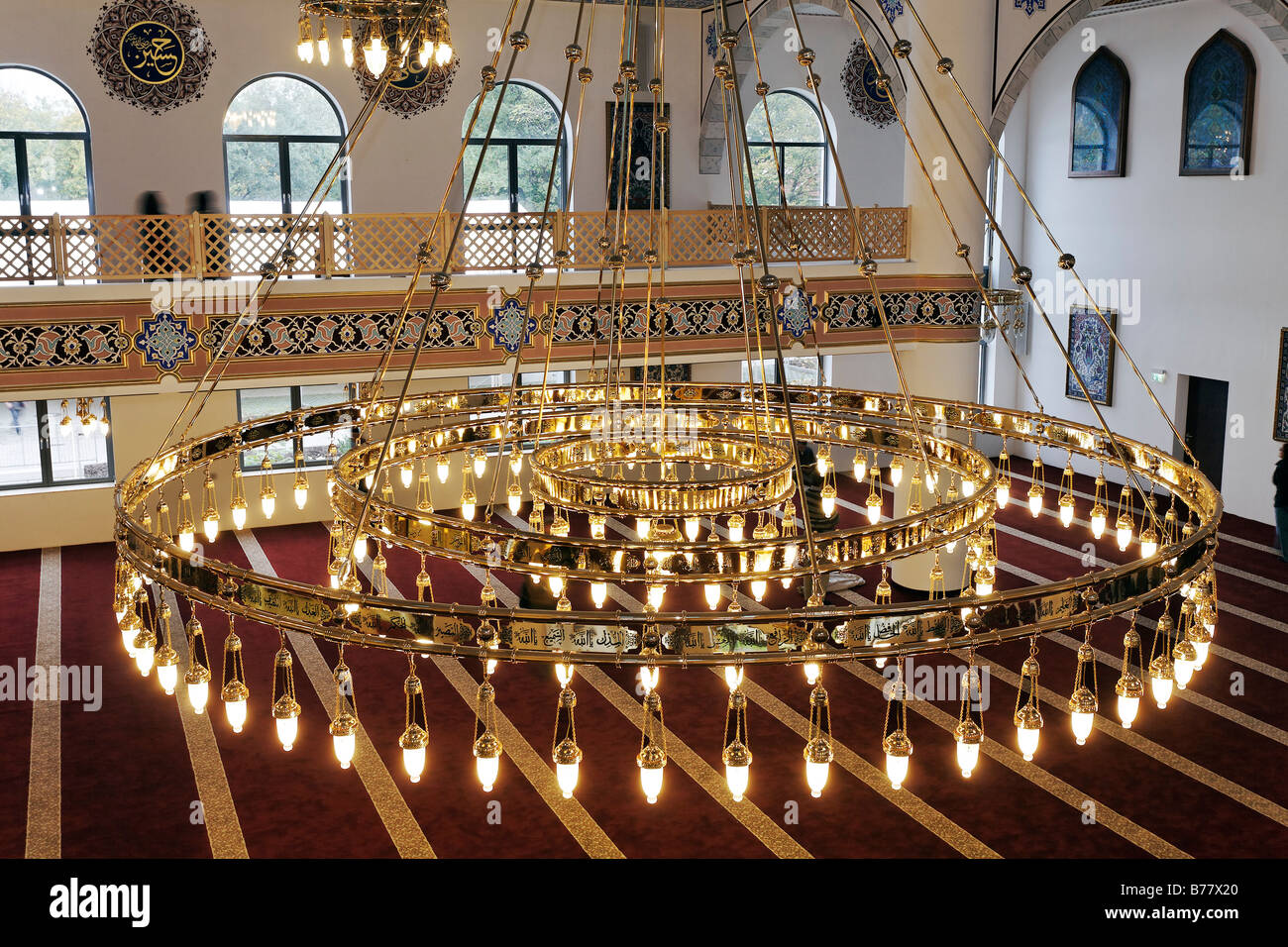 Grande lampadario dorato, DITIB-Merkez-Mosque, appena costruito in stile ottomano, una delle più grandi moschee in Germania, Duisbur Foto Stock