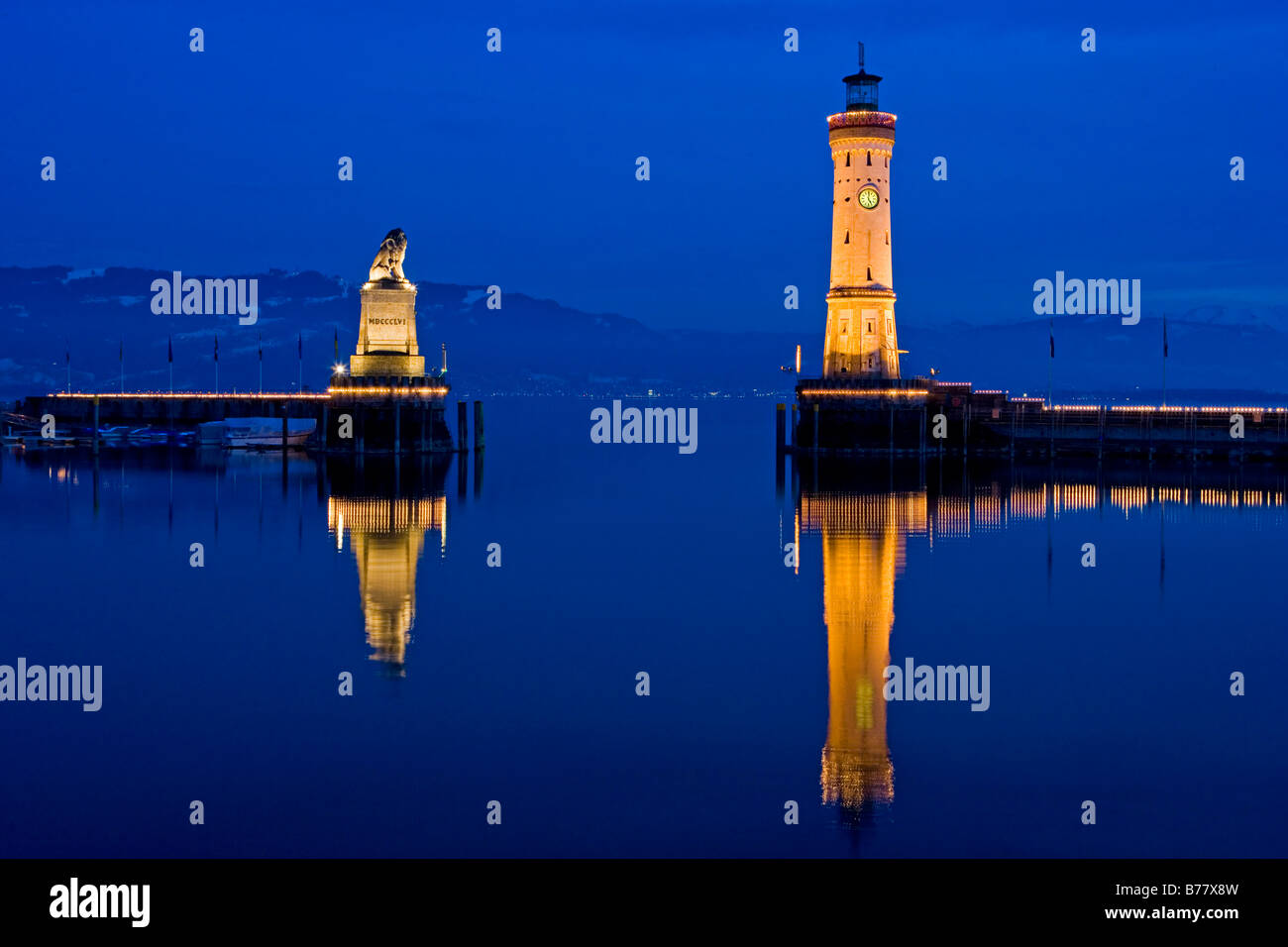 Porto illuminato di notte in Lindau, Lago di Costanza, Baviera, Germania Foto Stock