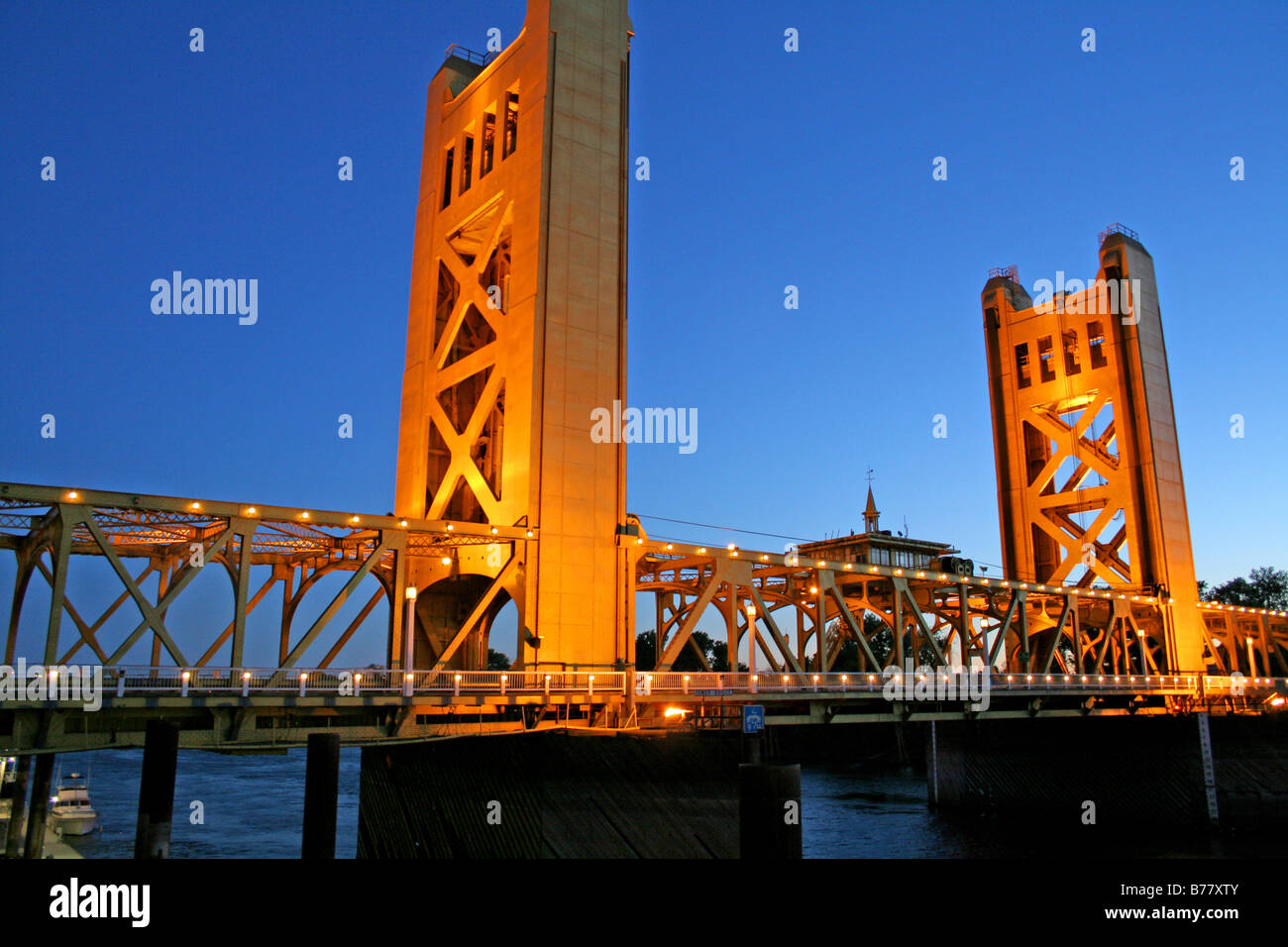 Illuminazione serale Torre ponte sul fiume Sacramento Old Sacramento in California Foto Stock