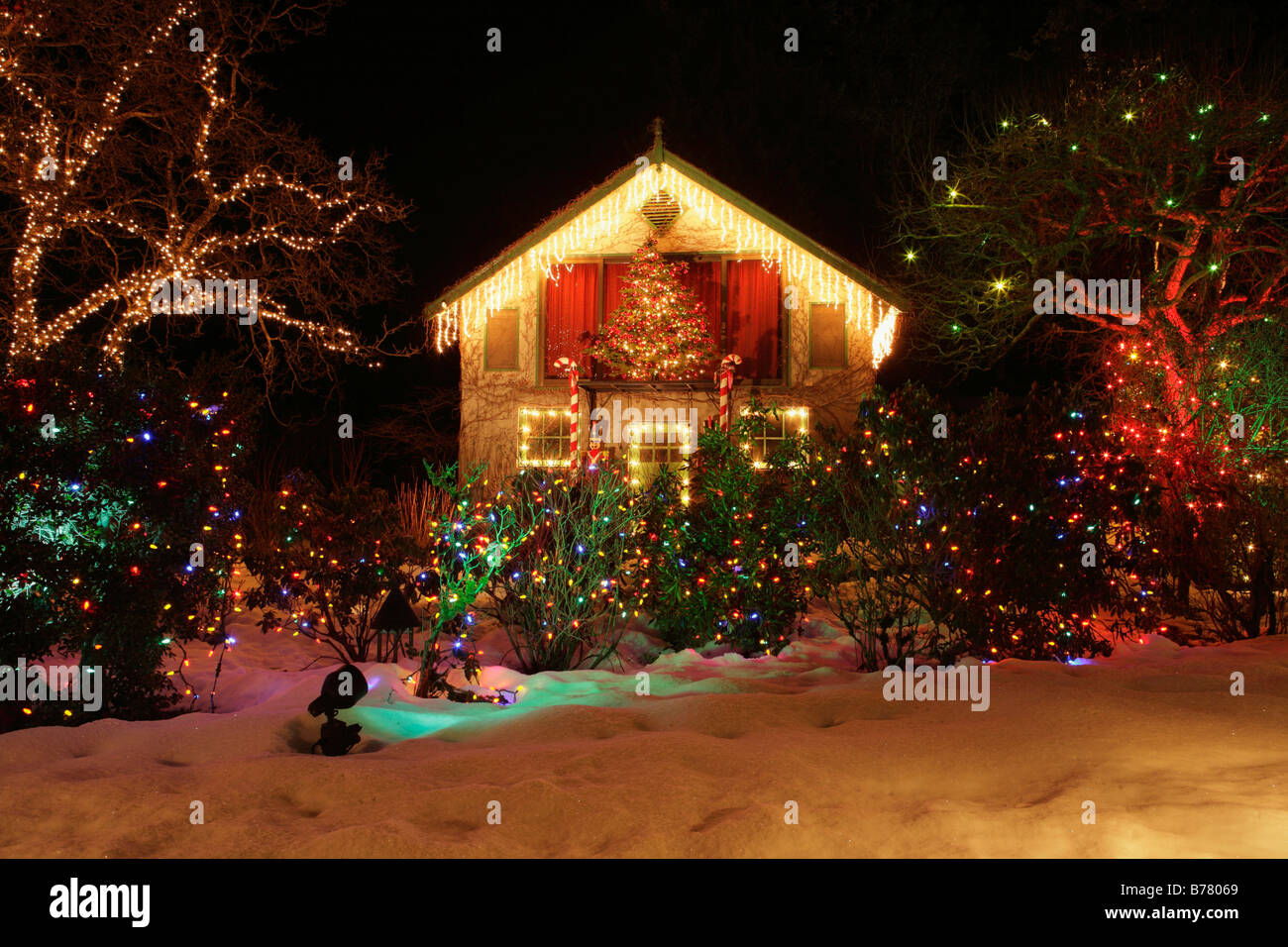 Gingerbread house ai Giardini Butchart con le luci di Natale di notte Victoria British Columbia Canada Foto Stock