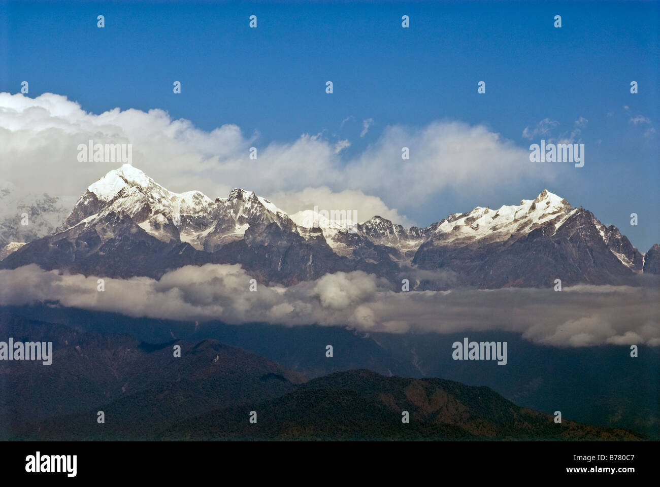 Picchi del Kangchenjunga mountain range, il Sikkim, visto da di Darjeeling, India Foto Stock