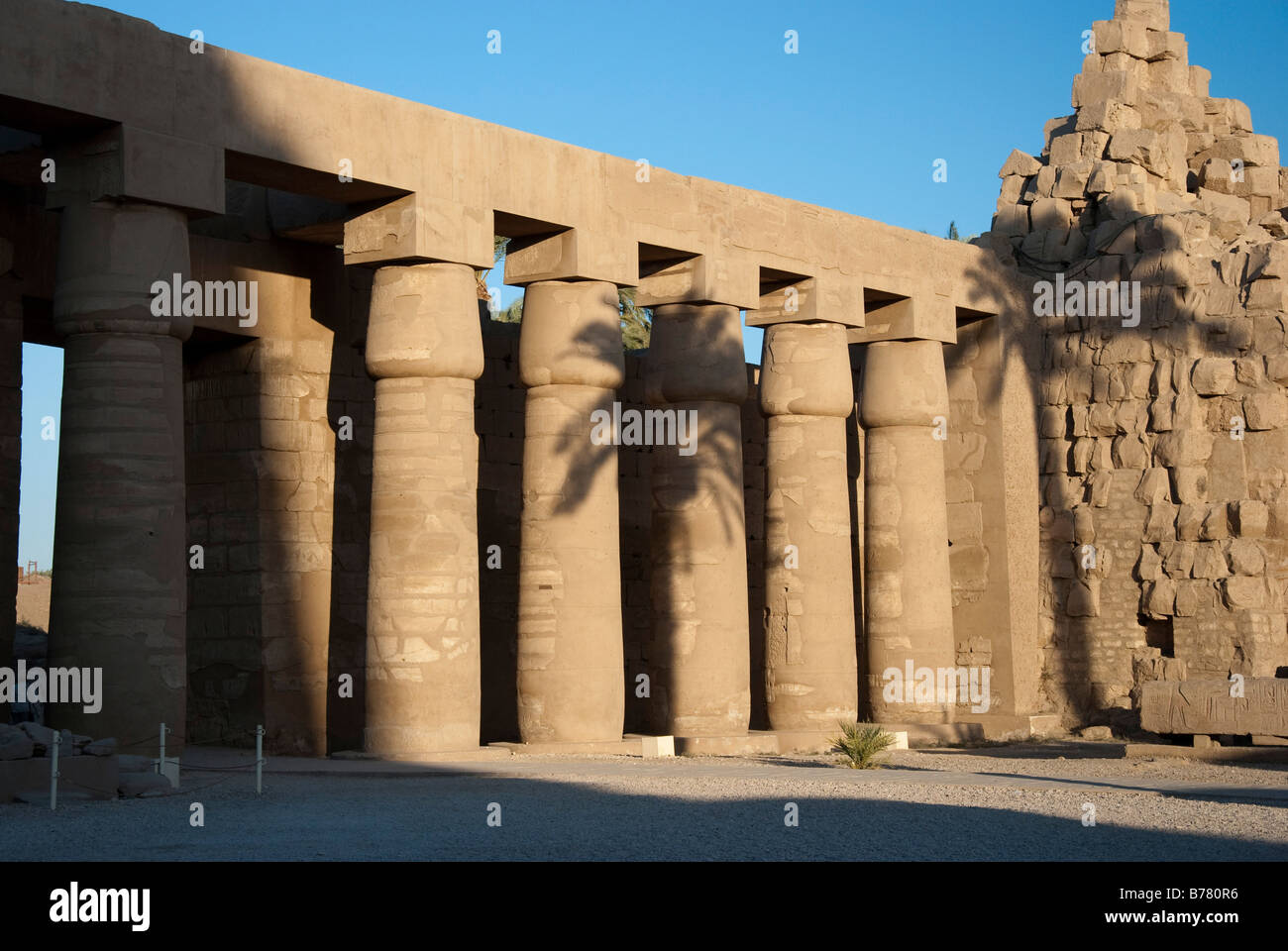 Il colonnato del Tempio di Karnak Luxor Foto Stock