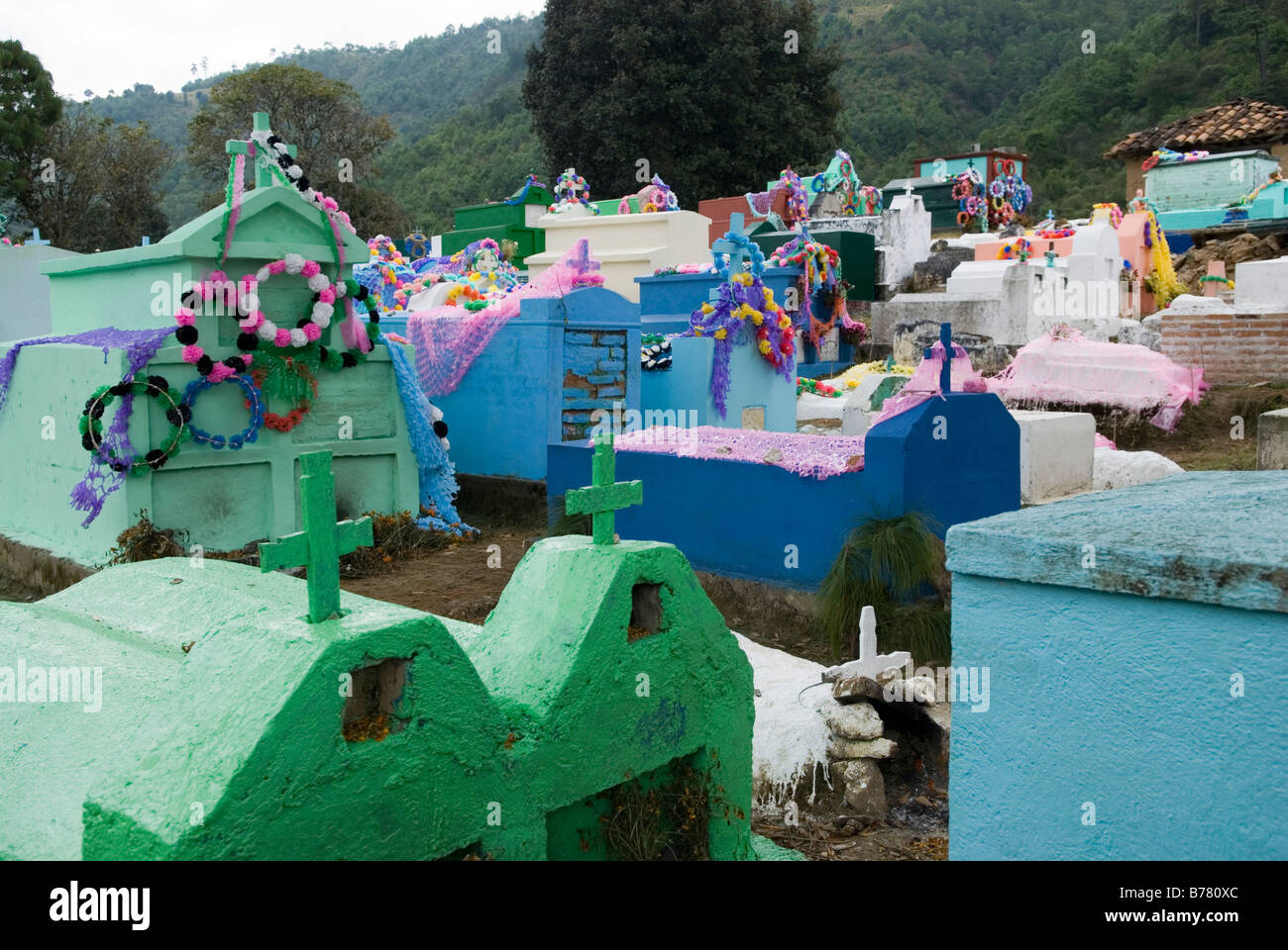 Multi tombe colorati su un cimitero decorate con ghirlande per il "giorno dei morti " e " Tutti i Fedeli Defunti". Guatemala Foto Stock