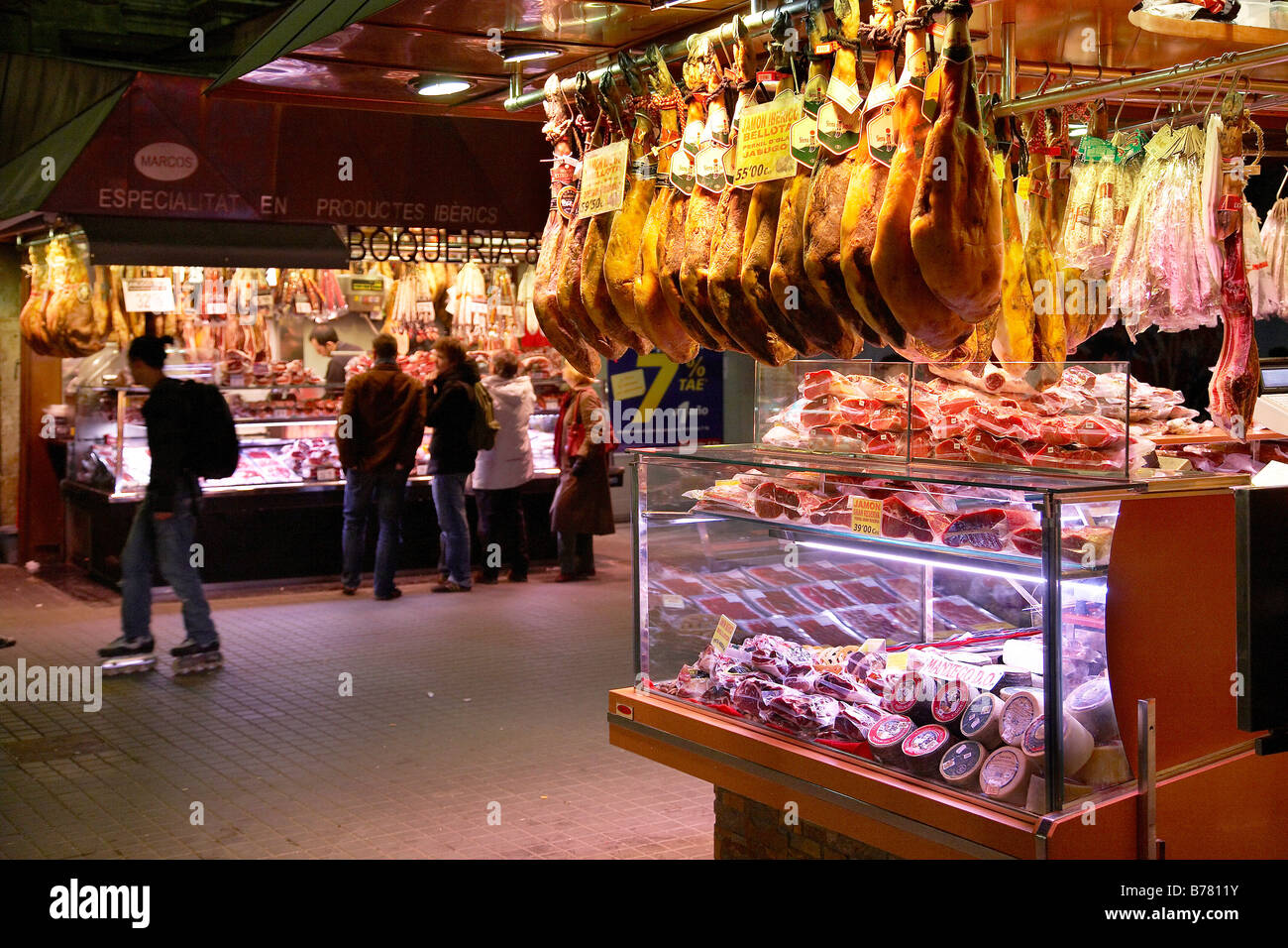 Il mercato coperto appena fuori La Rambla high street a Barcellona Foto Stock