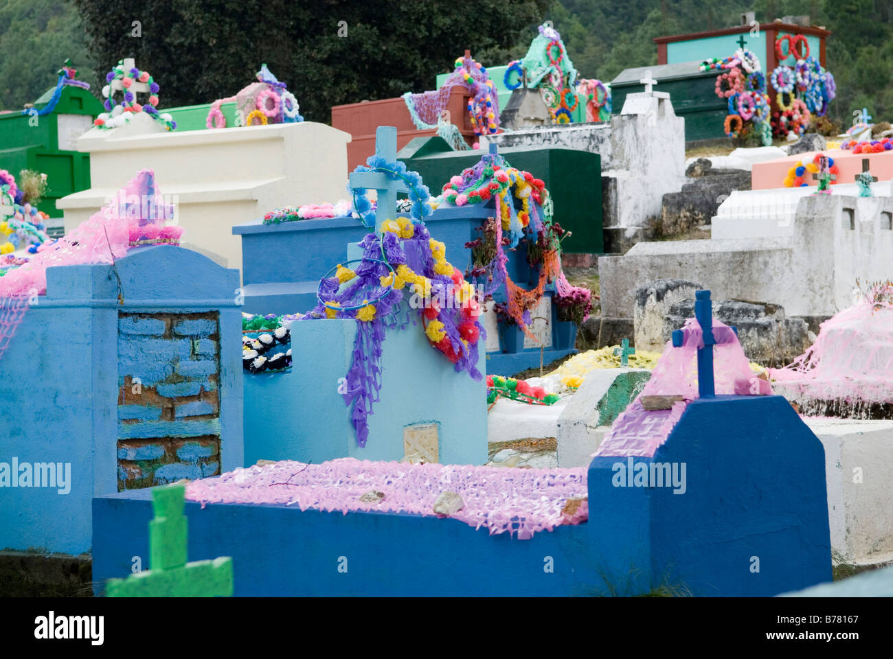 Multi tombe colorati su un cimitero decorate con ghirlande per il "giorno dei morti " e " Tutti i Fedeli Defunti". Guatemala Foto Stock