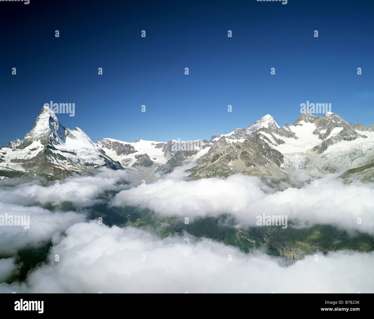 Il Cervino con Zinalrothorn, Svizzera Vallese, Alpi Foto Stock