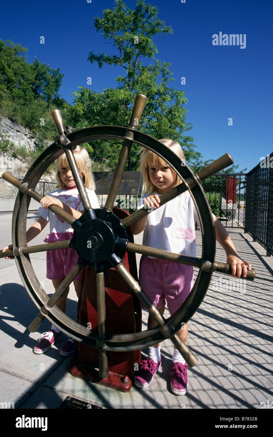 Giovani turisti esaminare il vecchio nave volante a LOCK & DAM n. 1 sul fiume Mississippi, Minneapolis, Minnesota. Giorno d'estate. Foto Stock