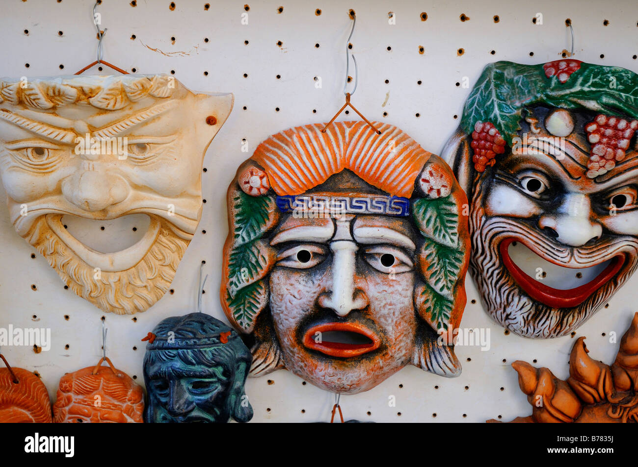 Tipica siciliana Maschere in Ceramica in vendita presso il teatro greco  sito in Siracusa Sicilia Foto stock - Alamy