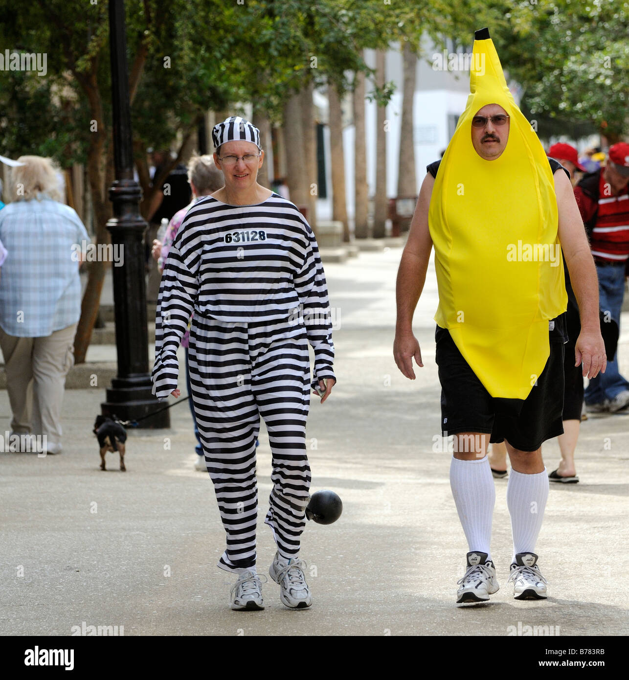 Vestito come un condannato e una banana l uomo e la donna a piedi di Halloween a St Augustine, Florida USA Foto Stock