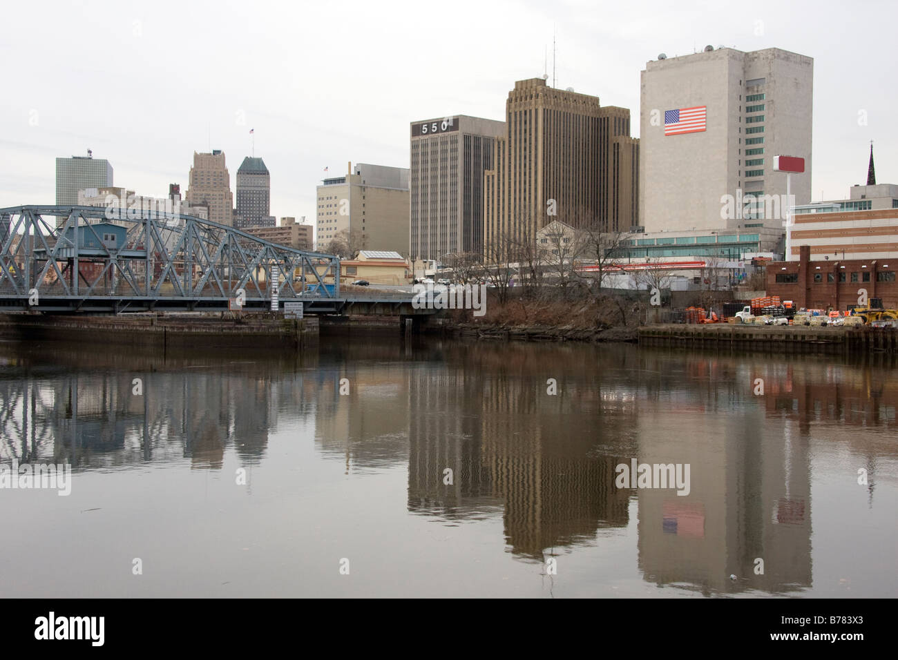 Newark New Jersey skyline foto scattata guardando ad ovest attraverso il Fiume Passaic Foto Stock