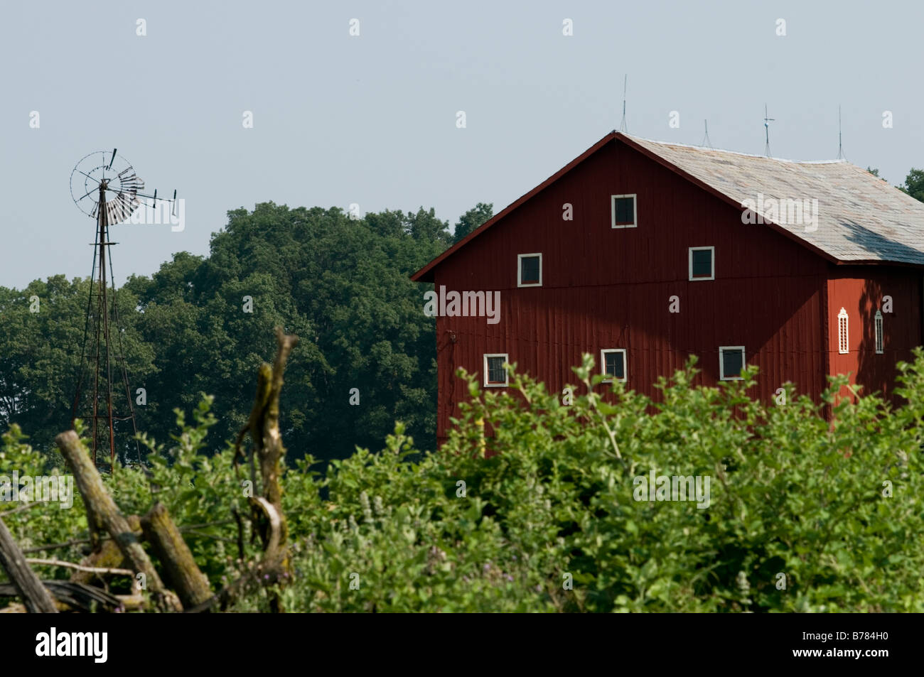 Vecchi mulino a vento vicino finestrata granaio rosso Foto Stock