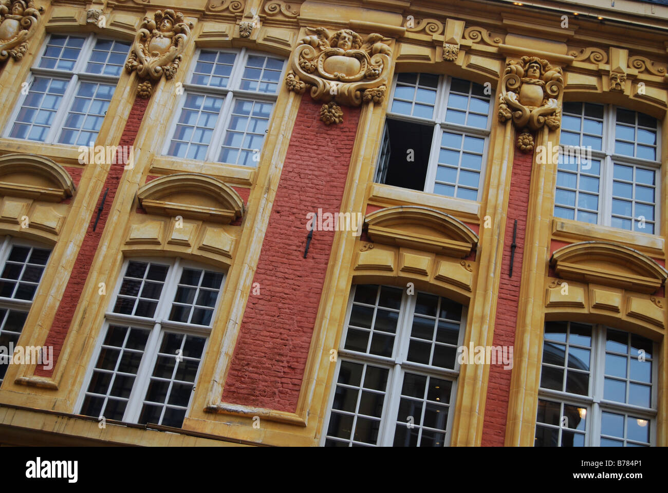 Facciate di edifici in Rue de la Bourse Lille Francia Foto Stock