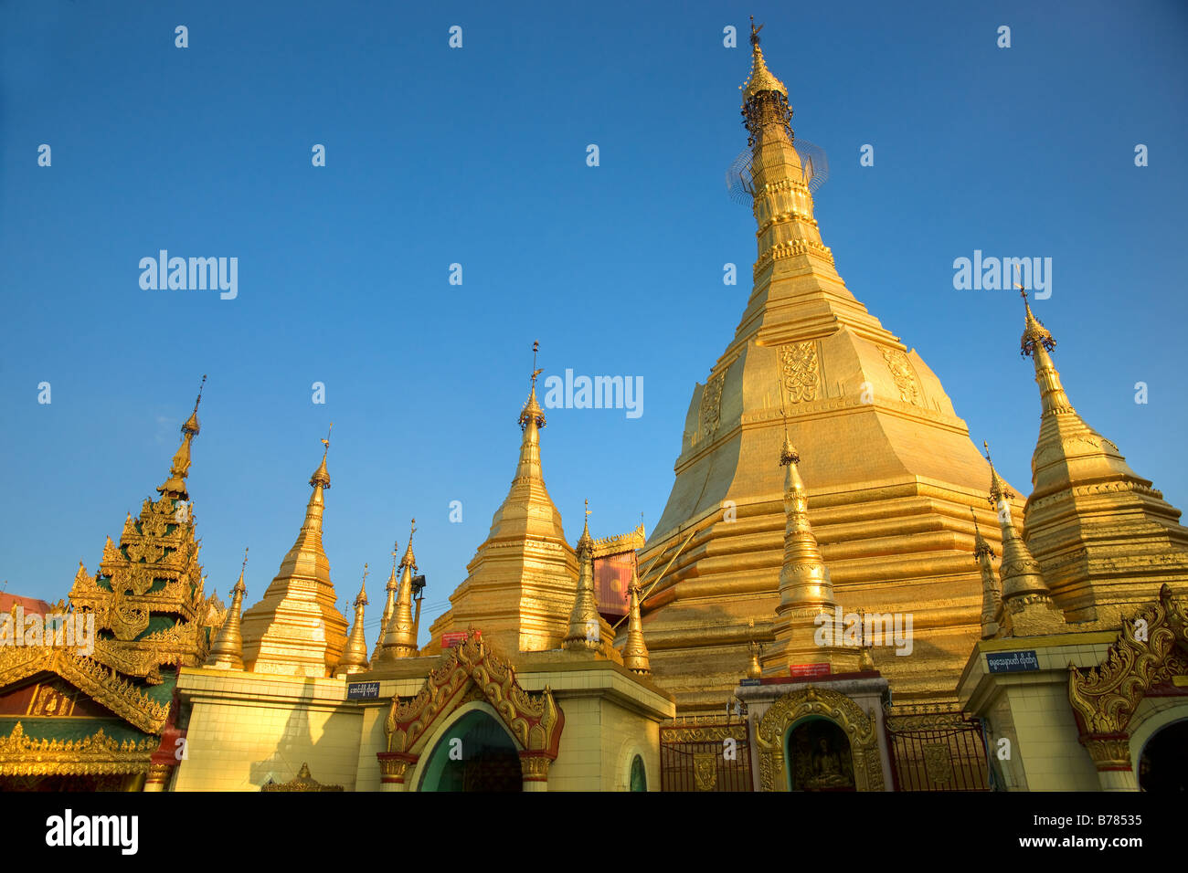 Sule Paya sacro tempio buddista in Yangoon, Myanmar. Foto Stock