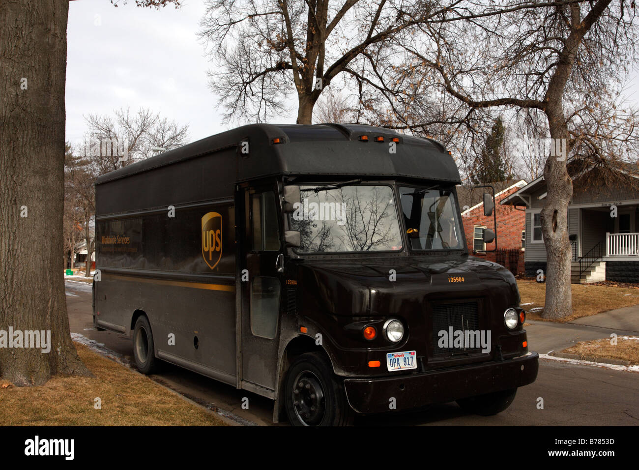 Marrone UPS classico carrello parcheggiato sul quartiere residenziale a lato della strada in inverno. Foto Stock
