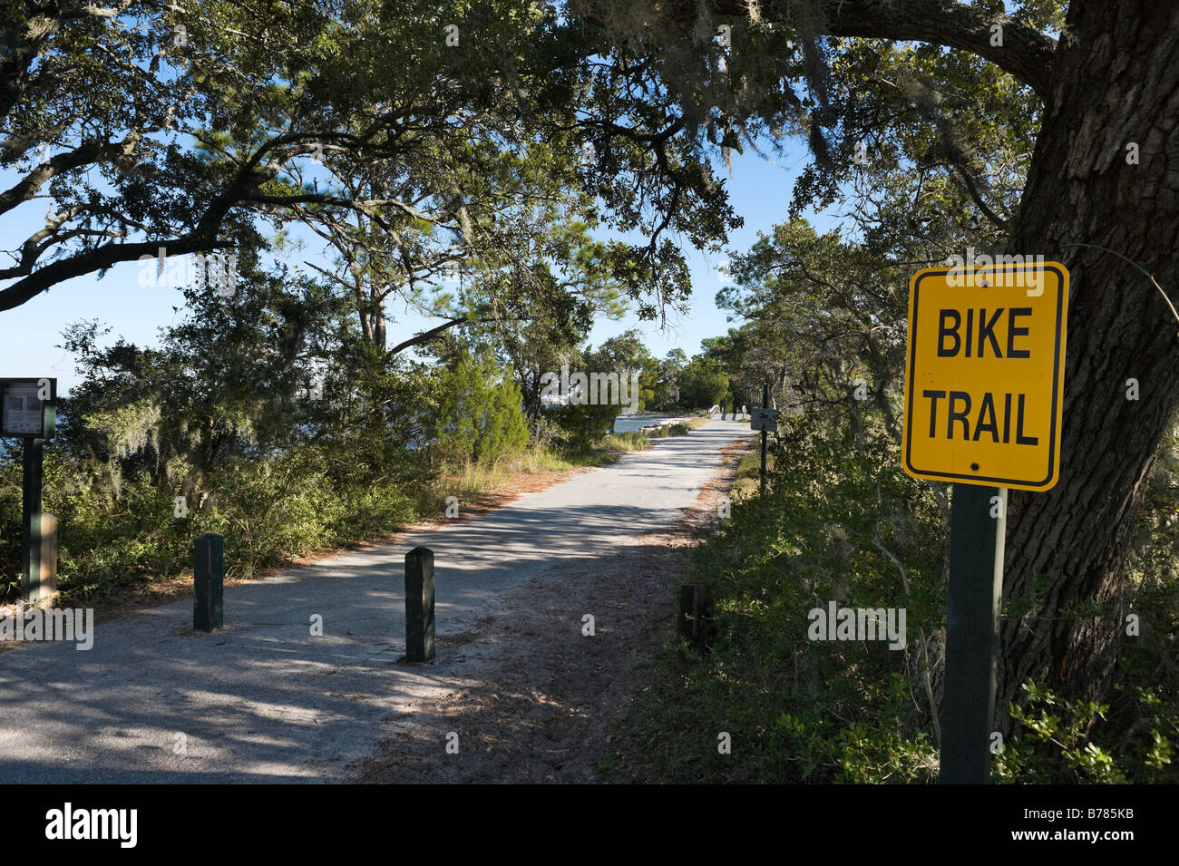 In bicicletta e a piedi il sentiero vicino Driftwood Beach e le valve Creek Area picnic, Jekyll Island, GEORGIA, STATI UNITI D'AMERICA Foto Stock