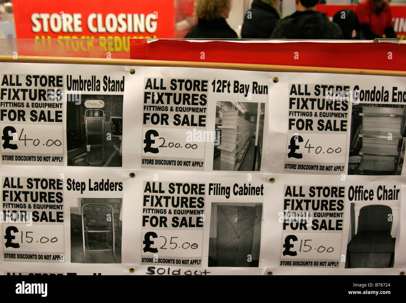 Stock avvisi di liquidazione in un magazzino Woolworths in Finchley Road, Londra Foto Stock