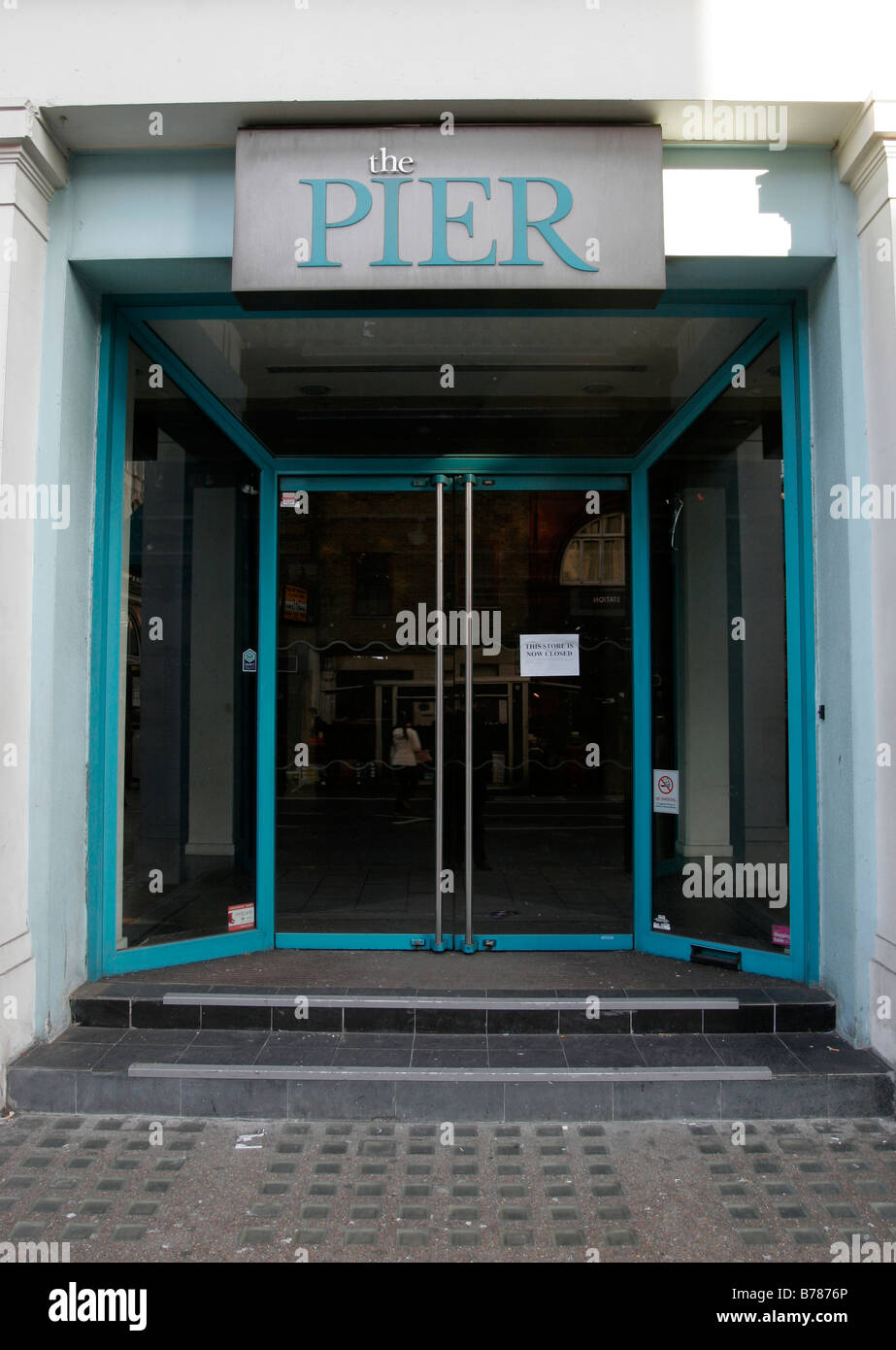 Esterno del Pier shop su Tottenham Court Road, chiusa dopo aver corso in amministrazione nel dicembre 2008 Foto Stock