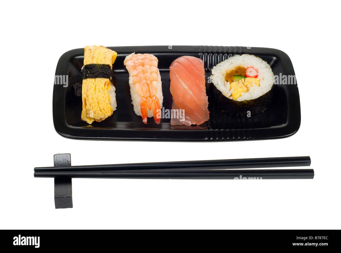 Assortimento di sushi su una piastra isolata su un backgroud bianco Foto Stock