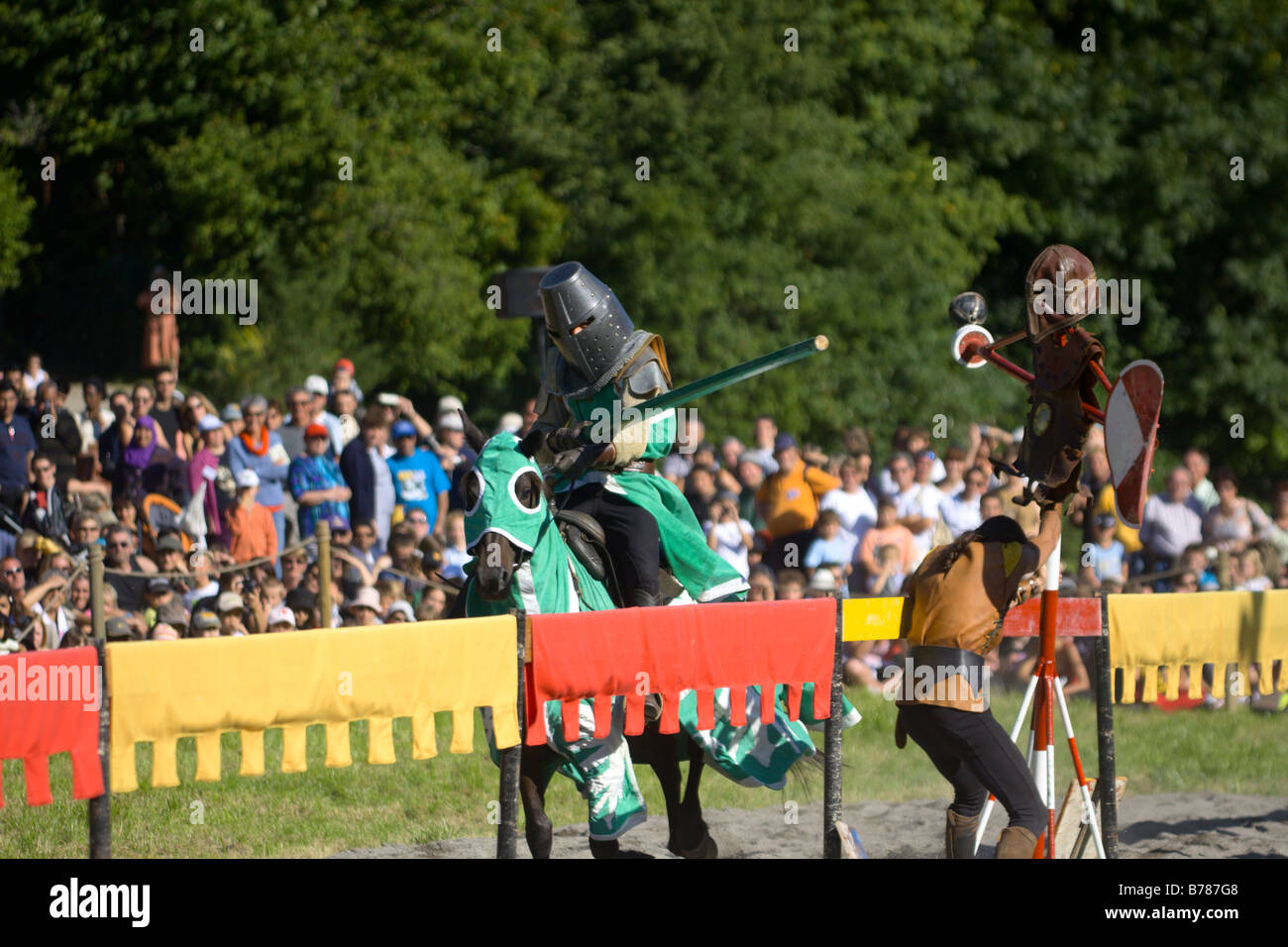 Pratica a giostra medievale fayre in Alpine Francia Foto Stock