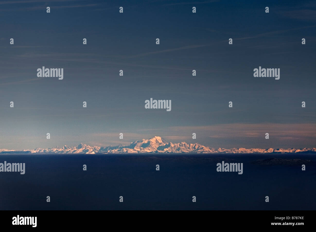 Distante un colpo di Mont Blanc in inverno e nel tardo pomeriggio (Francia). Le Mont-Blanc en Hiver et en fin de journée (Francia). Foto Stock