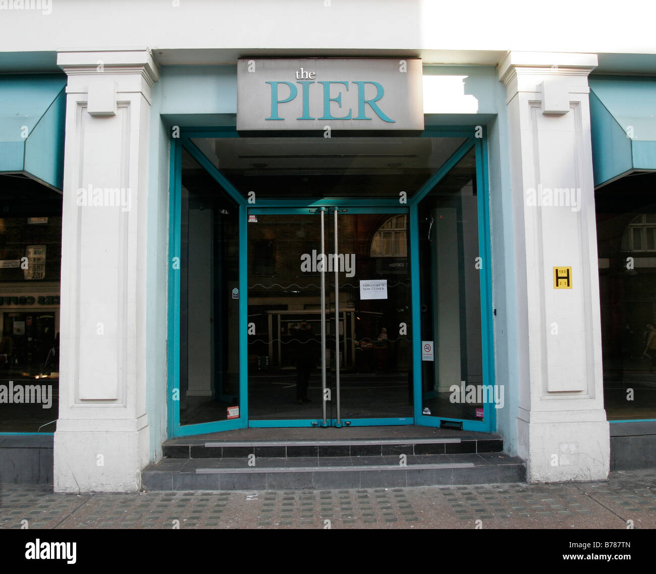 Esterno del Pier shop su Tottenham Court Road, chiusa dopo aver corso in amministrazione nel dicembre 2008 Foto Stock
