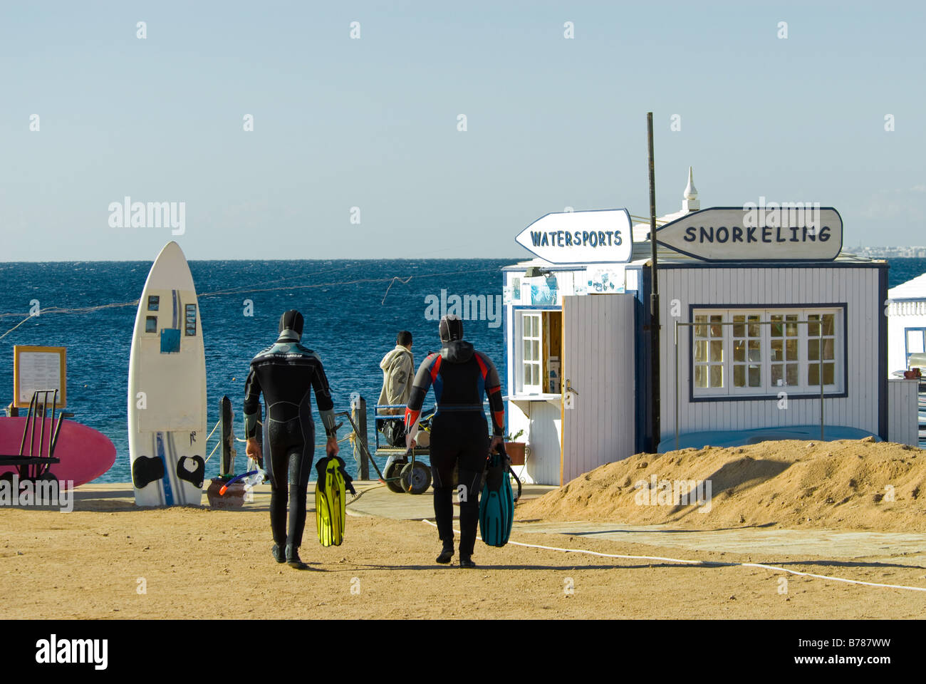 Popolo in cammino verso l'oceano per alcune immersioni a Sharm el sheikh egitto Foto Stock