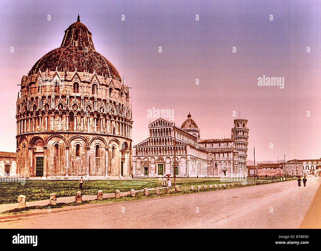La Piazza del Duomo ("Piazza della Cattedrale') è una ampia zona fortificata nel cuore della città di Pisa, Toscana, Italia Foto Stock