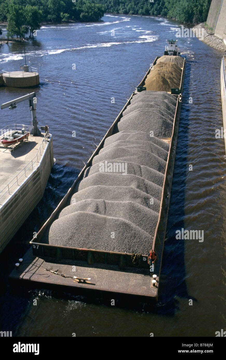 Chiatta di ghiaia si sposta su per il fiume Mississippi in LOCK & DAM NO. 1, Minneapolis, Minnesota. Estate Foto Stock