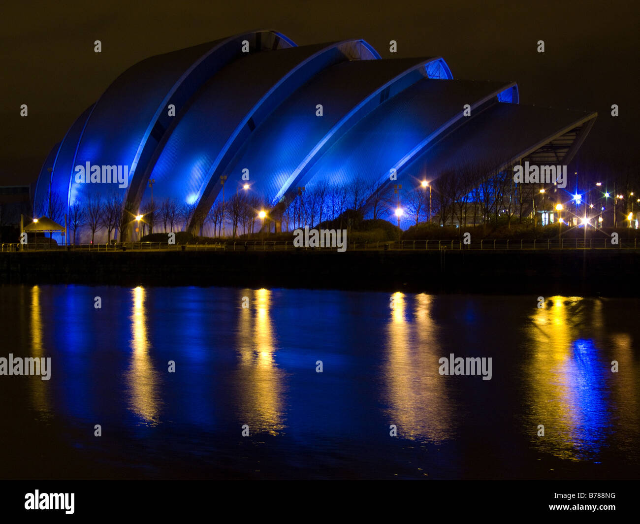 Scottish Exhibition and Conference Centre (SECC), sul fiume Clyde, di notte illuminati con luci blu, Glasgow, Scozia Foto Stock