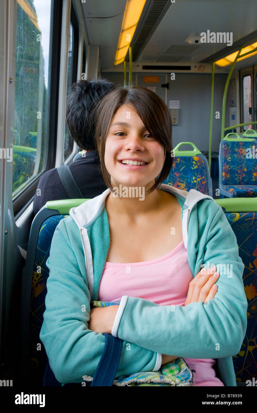 Ragazza giovane passeggero a Melbourne il treno suburbano service Foto Stock
