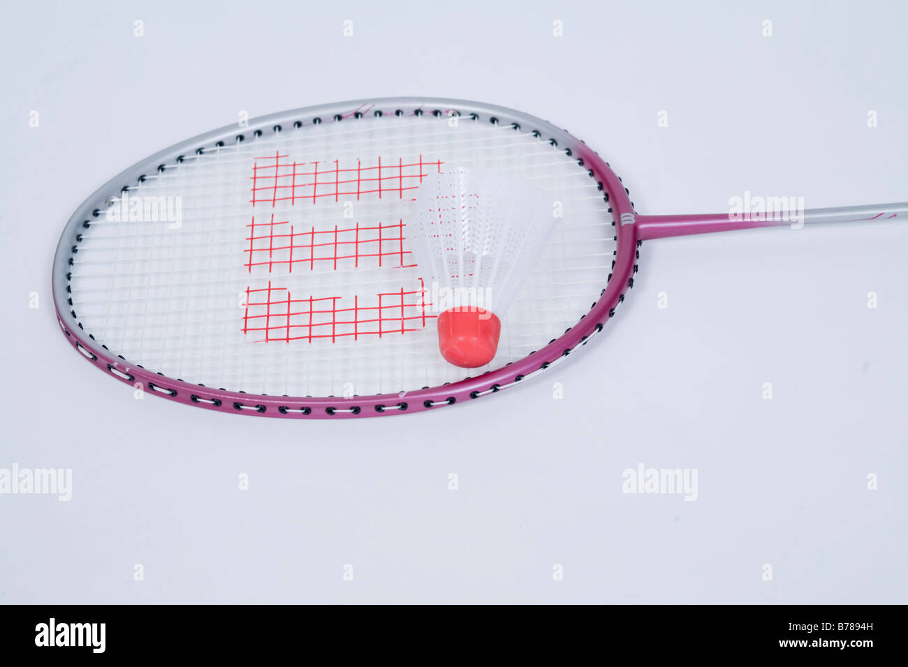 Badminton racchetta contro uno sfondo bianco Foto Stock