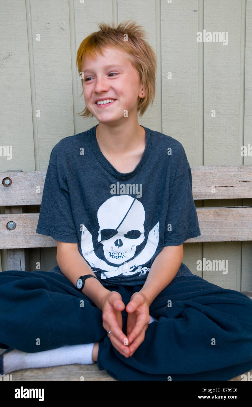 Zany bambina indossa un emblema del pirata t shirt Foto Stock