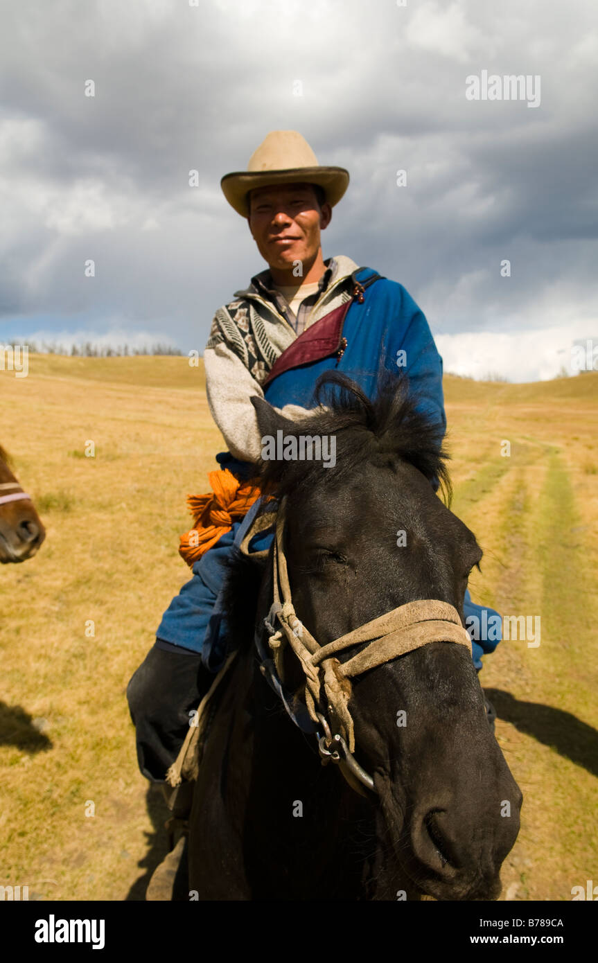 Un nomade mongolo sul suo cavallo. Foto Stock