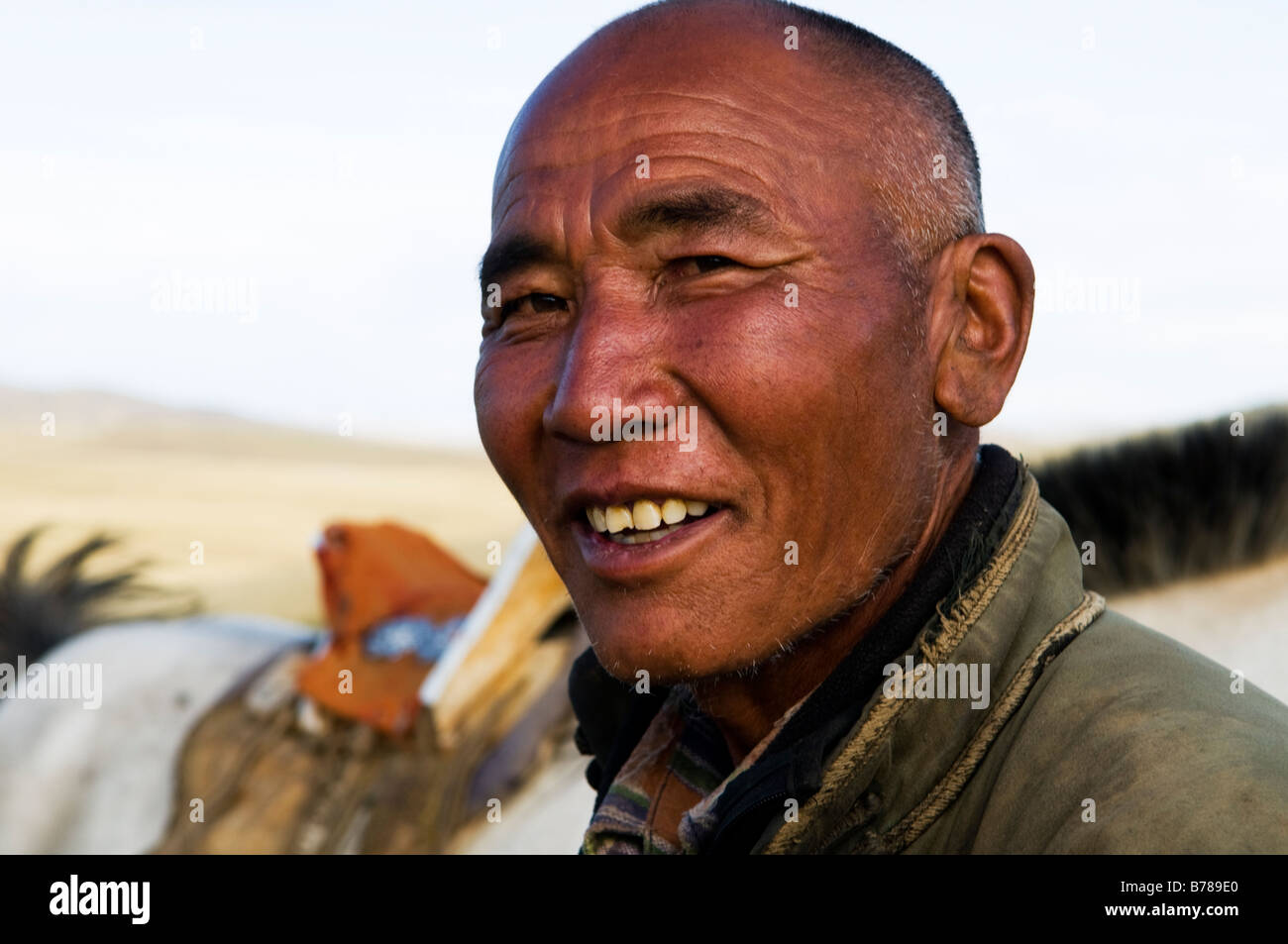 Un nomade mongolo dal suo cavallo. Foto Stock